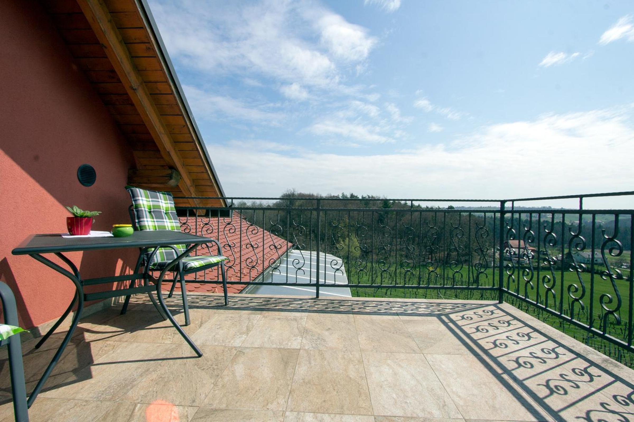 Queen Room with Balcony - Photo 4