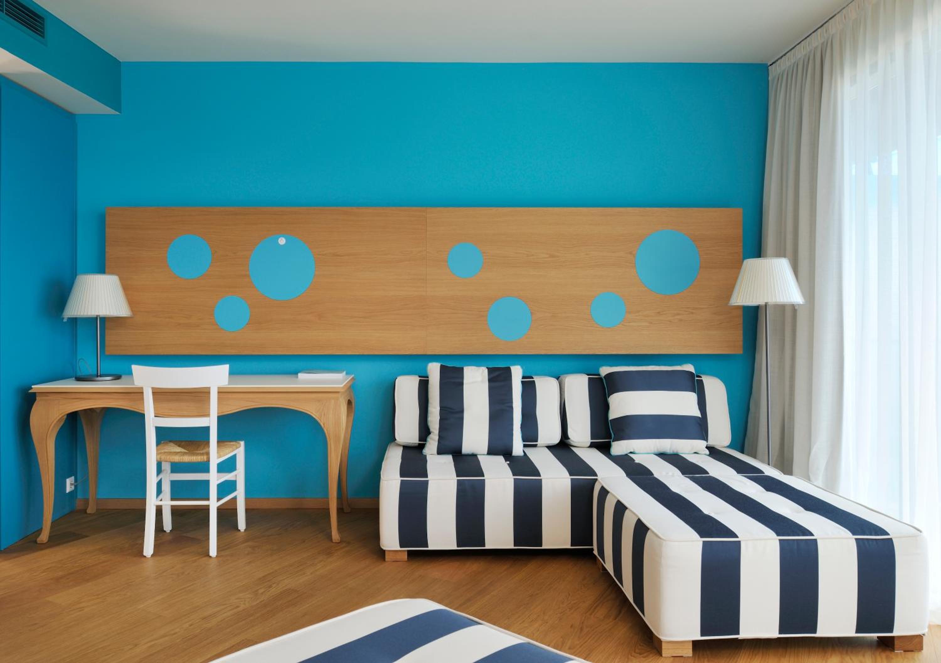 Junior Suite with Balcony and Park View - Photo 2