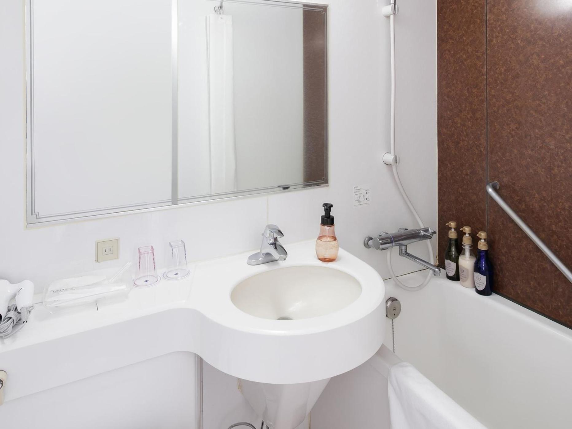 Standard Queen Room - Non-Smoking - No Daily Cleaning photo 2