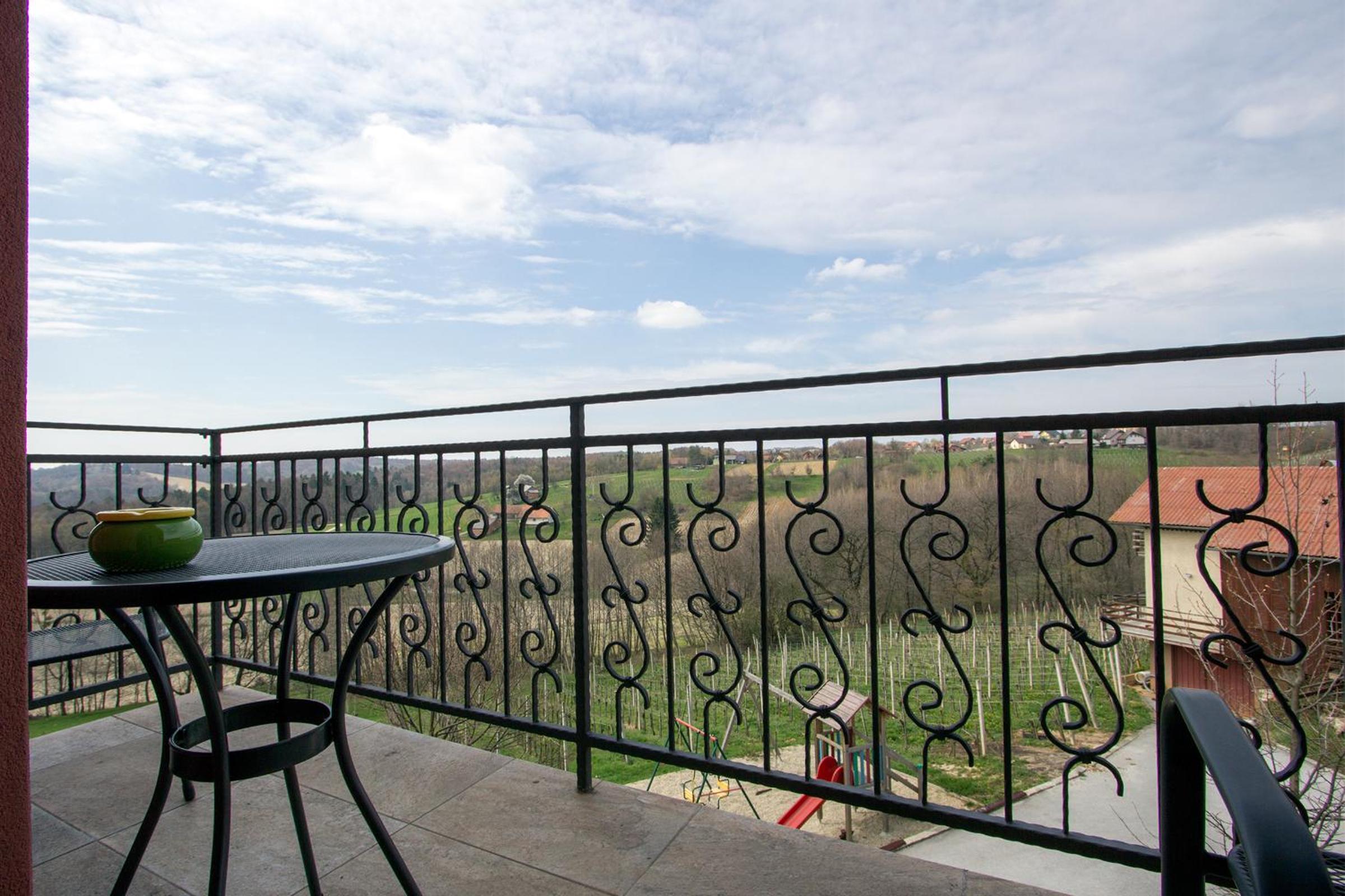 Family Suite with Balcony - Photo 4