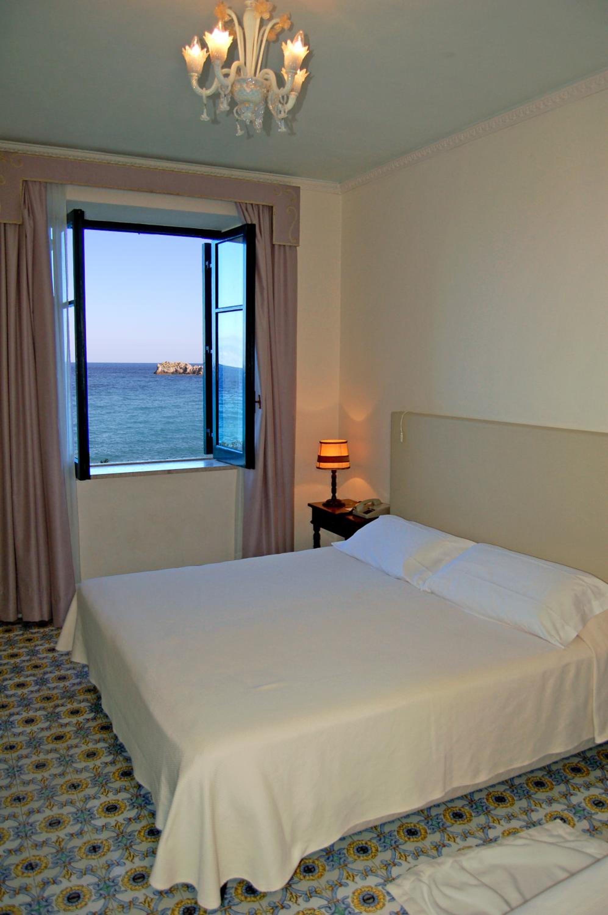 Economy Triple Room with Sea View - Photo 17