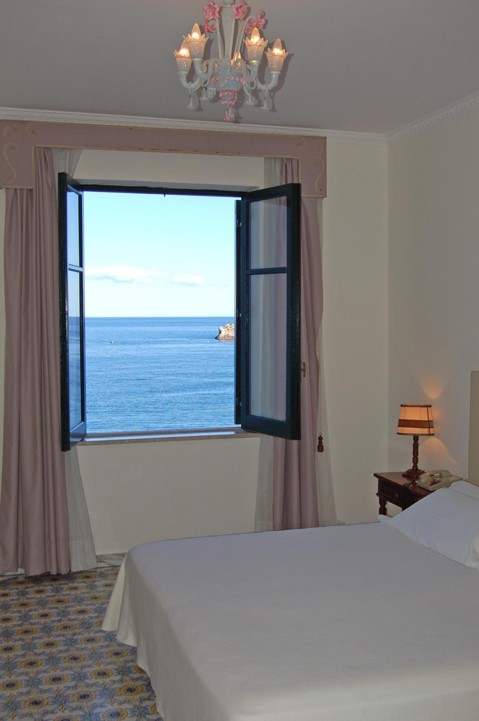 Economy Triple Room with Sea View - Photo 21