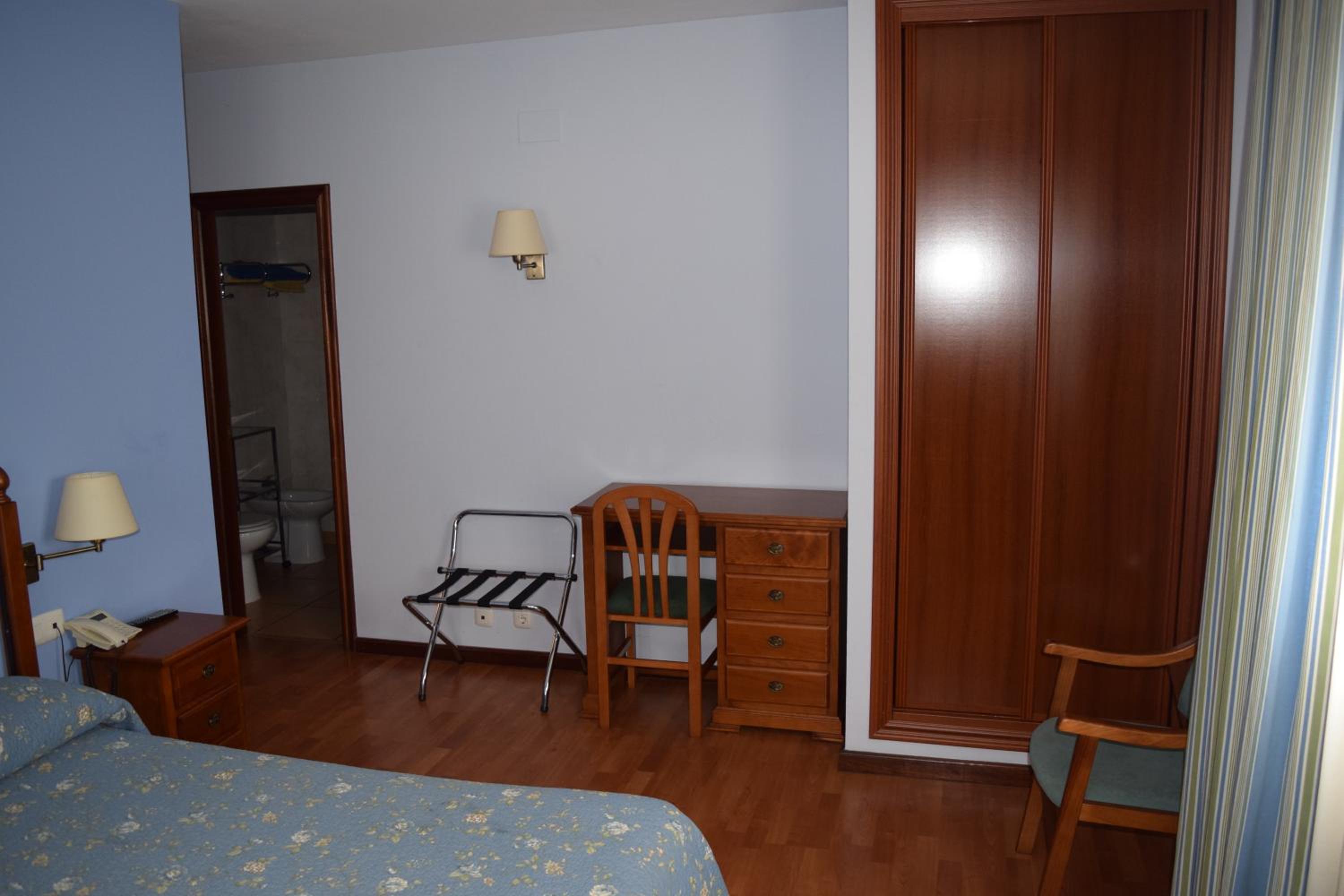 Twin Room - Photo 17