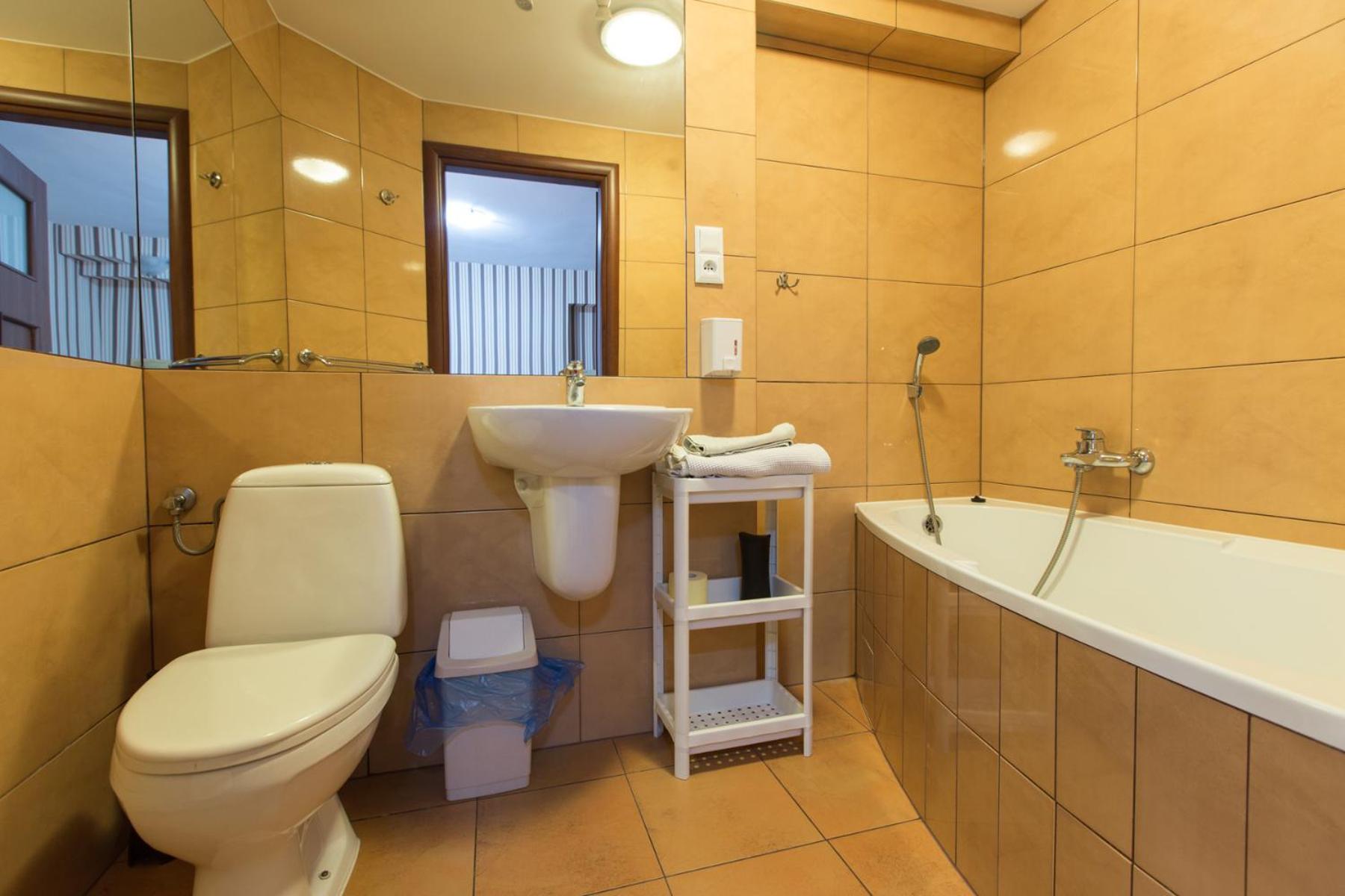 Twin Room with Bath photo 2