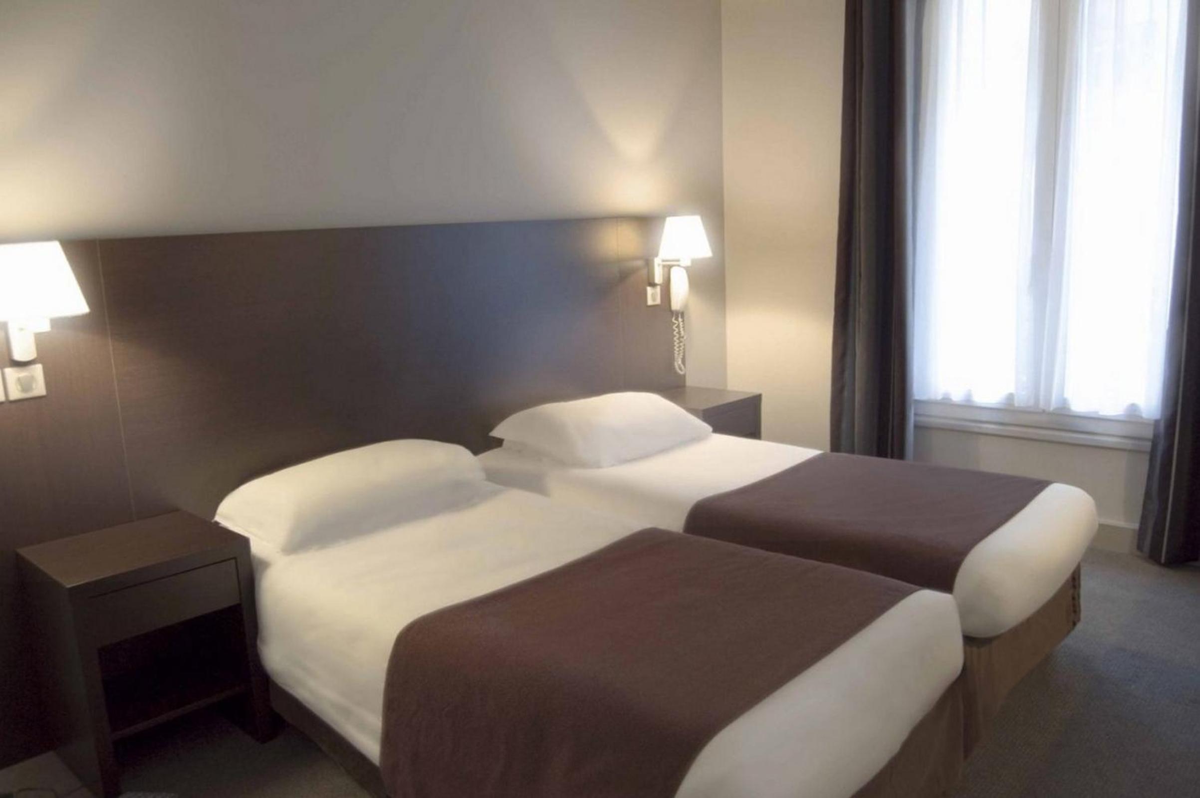 Twin Room thumbnail 6