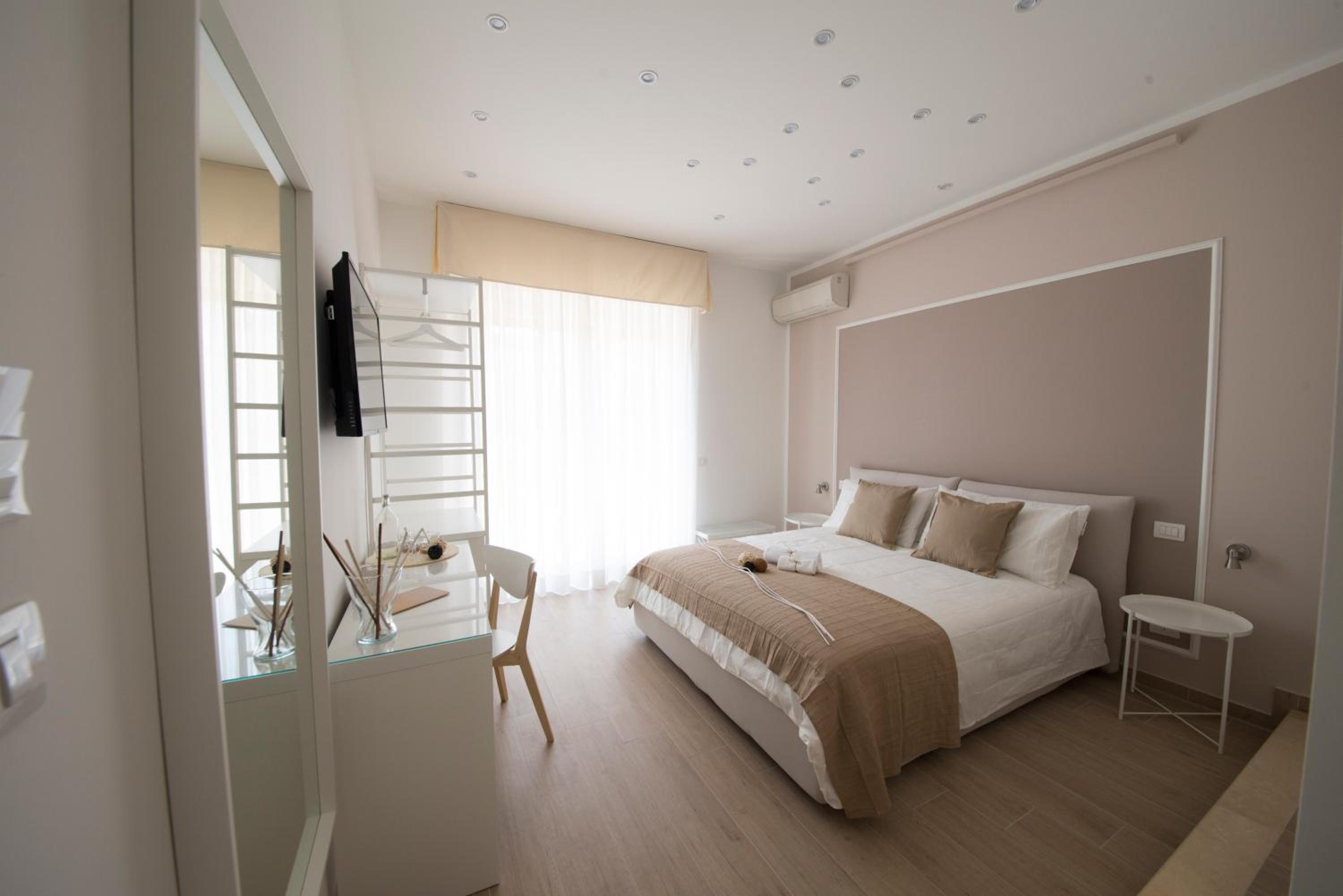 Deluxe Double Room with Balcony photo 2