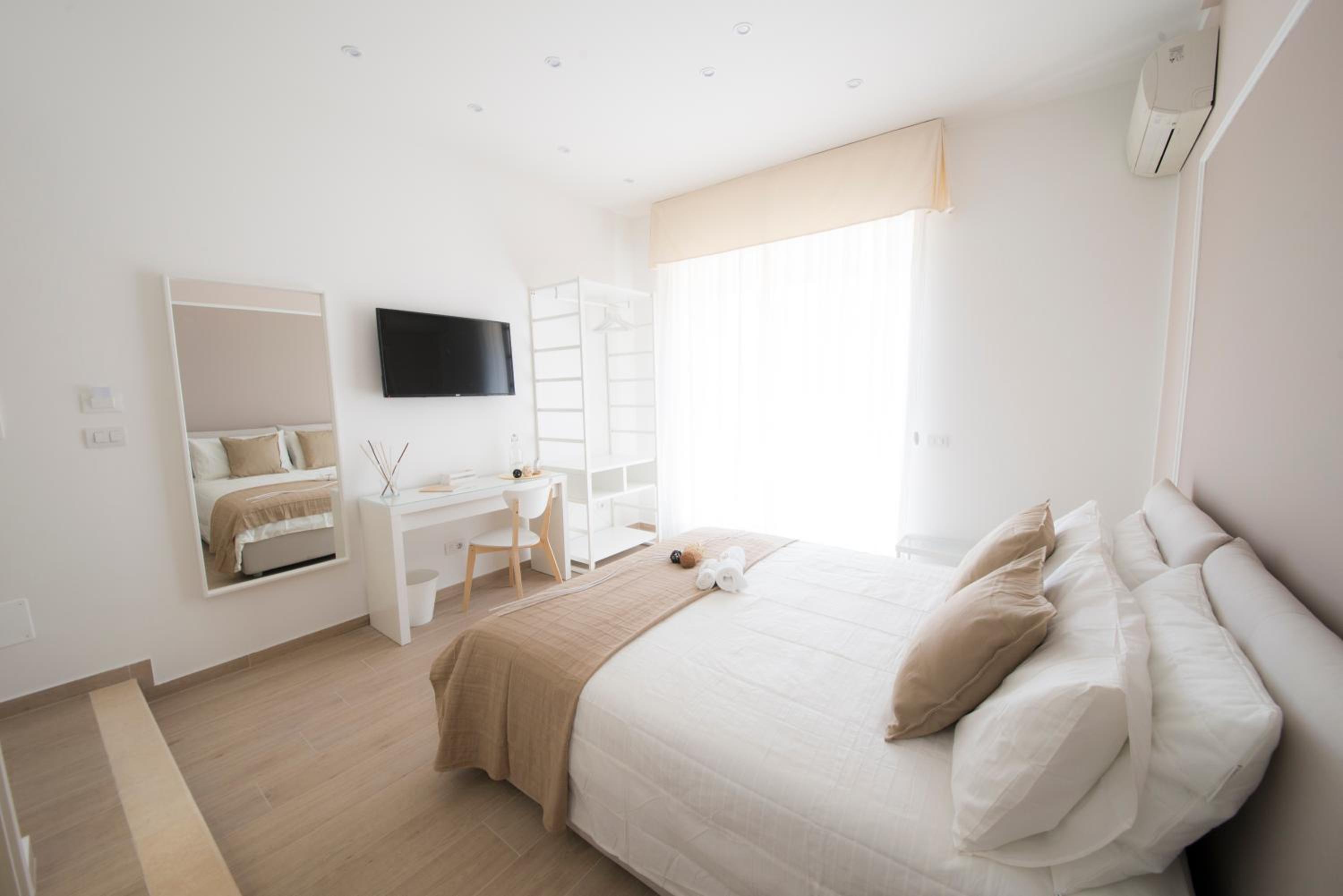 Deluxe Double Room with Balcony photo 1