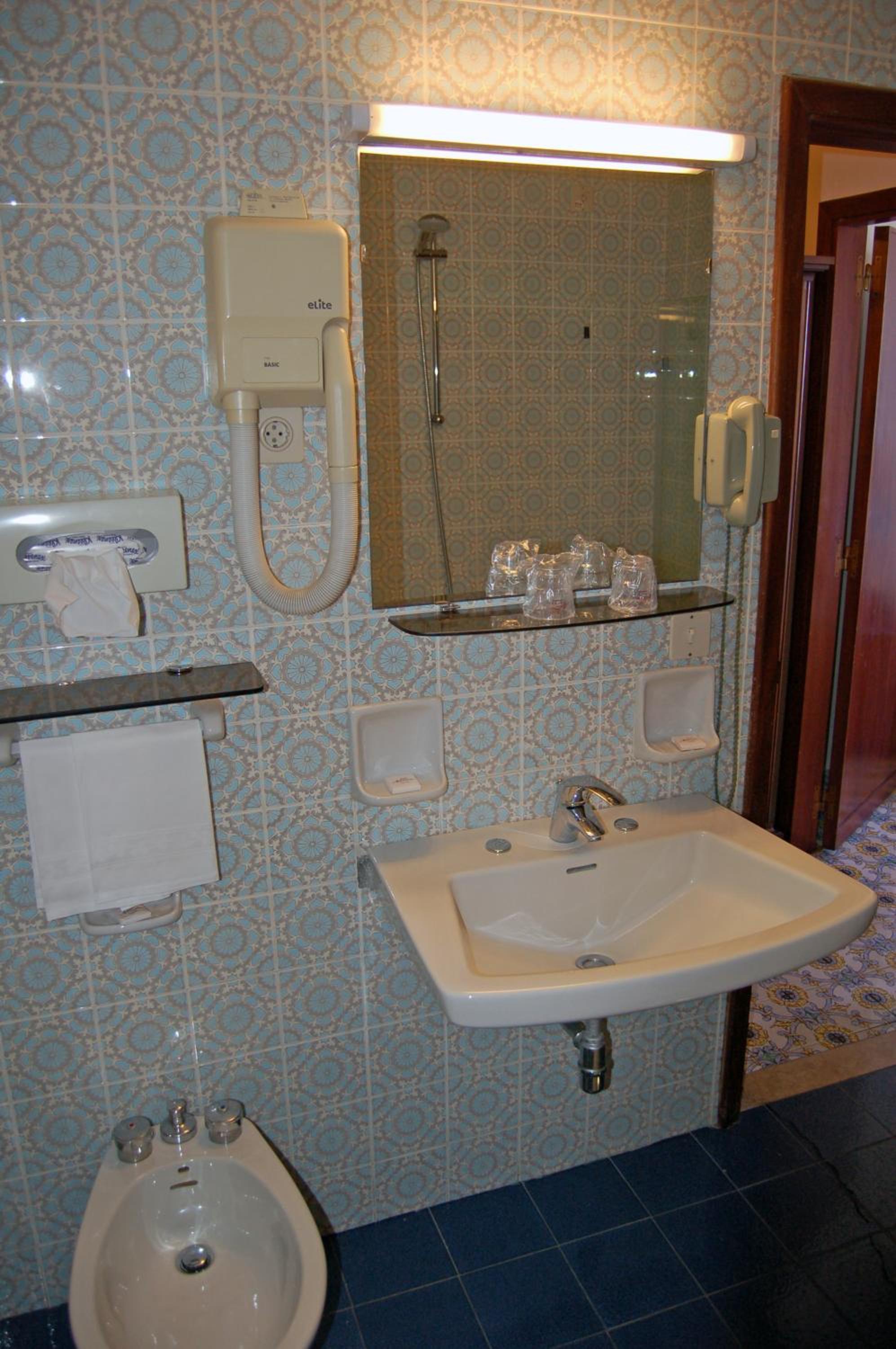Economy Double or Twin Room with Sea View - Photo 12