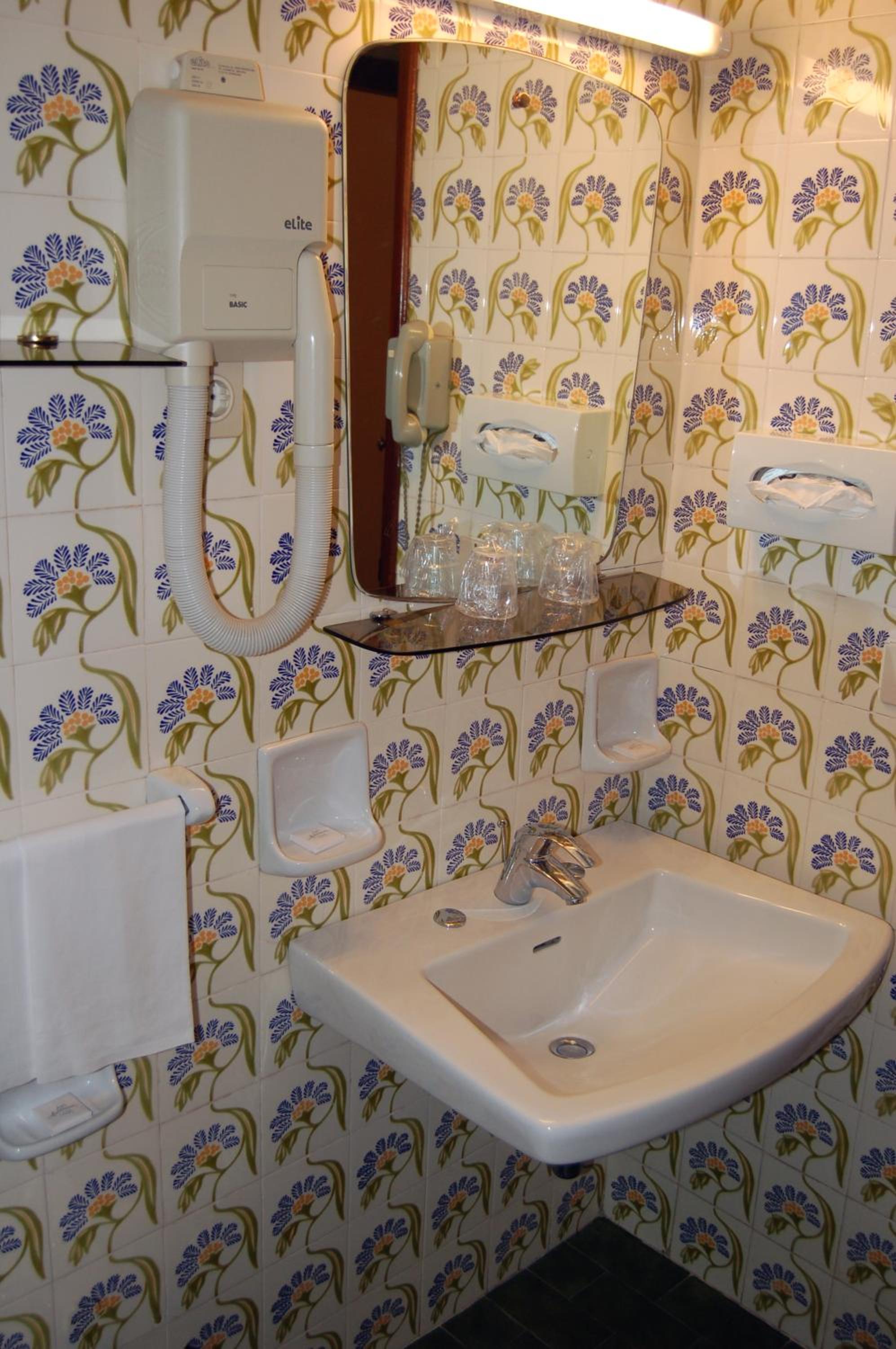 Economy Triple Room with Sea View - Photo 7