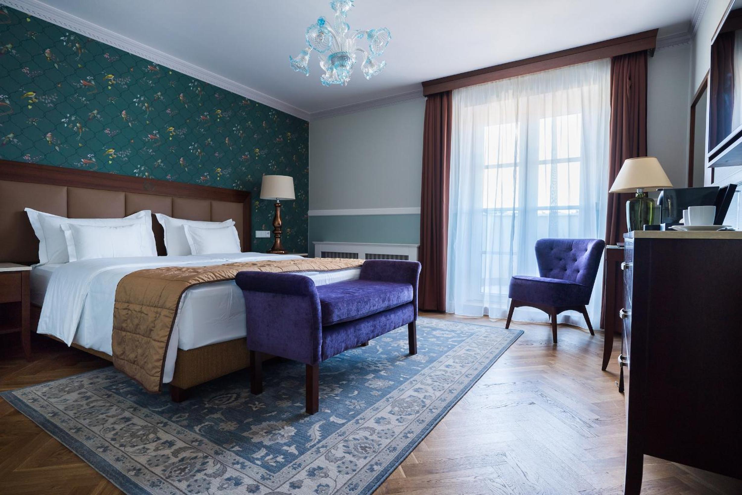 Executive Double Room thumbnail 5