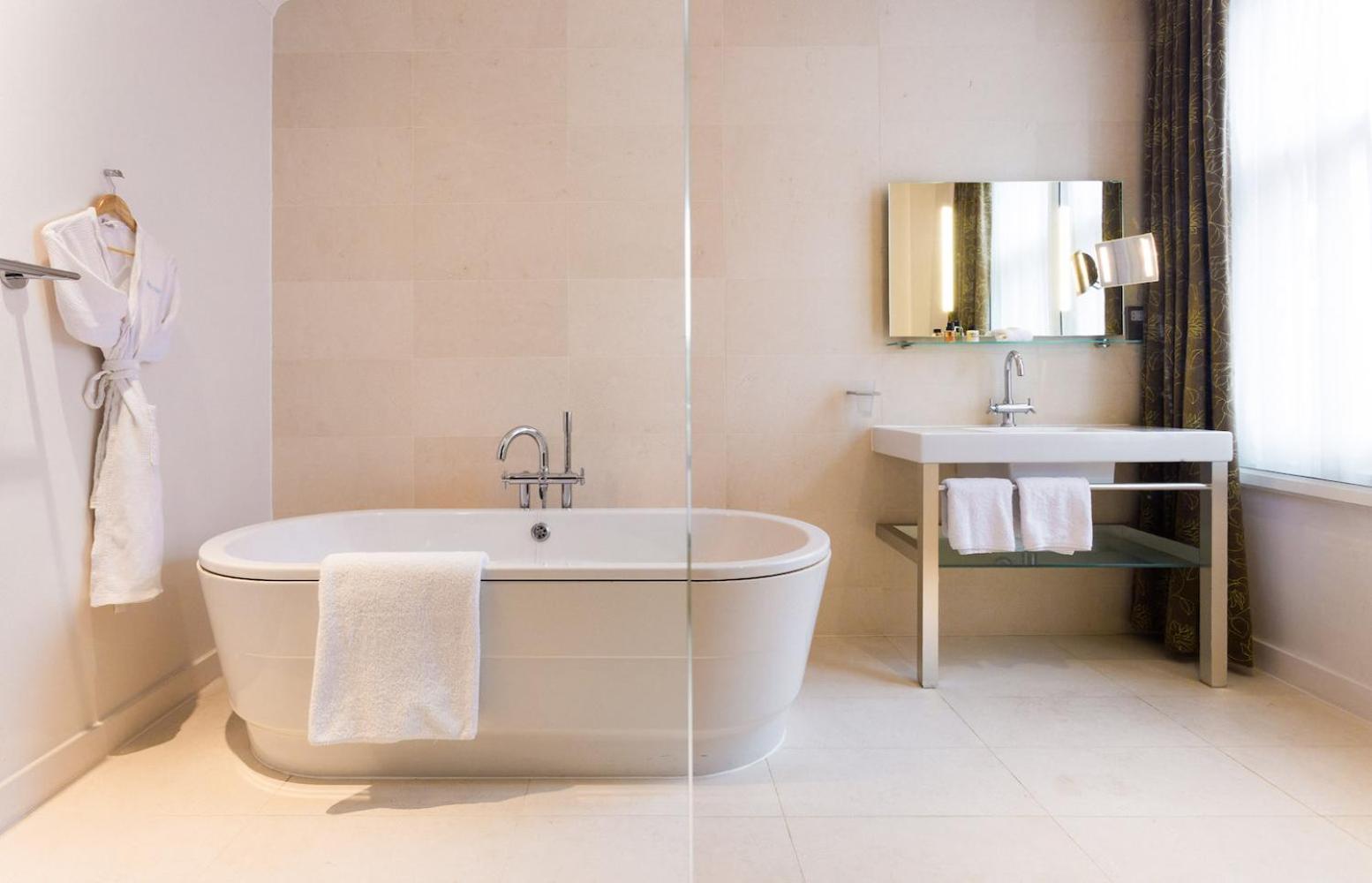 Luxury King Room - Photo 6