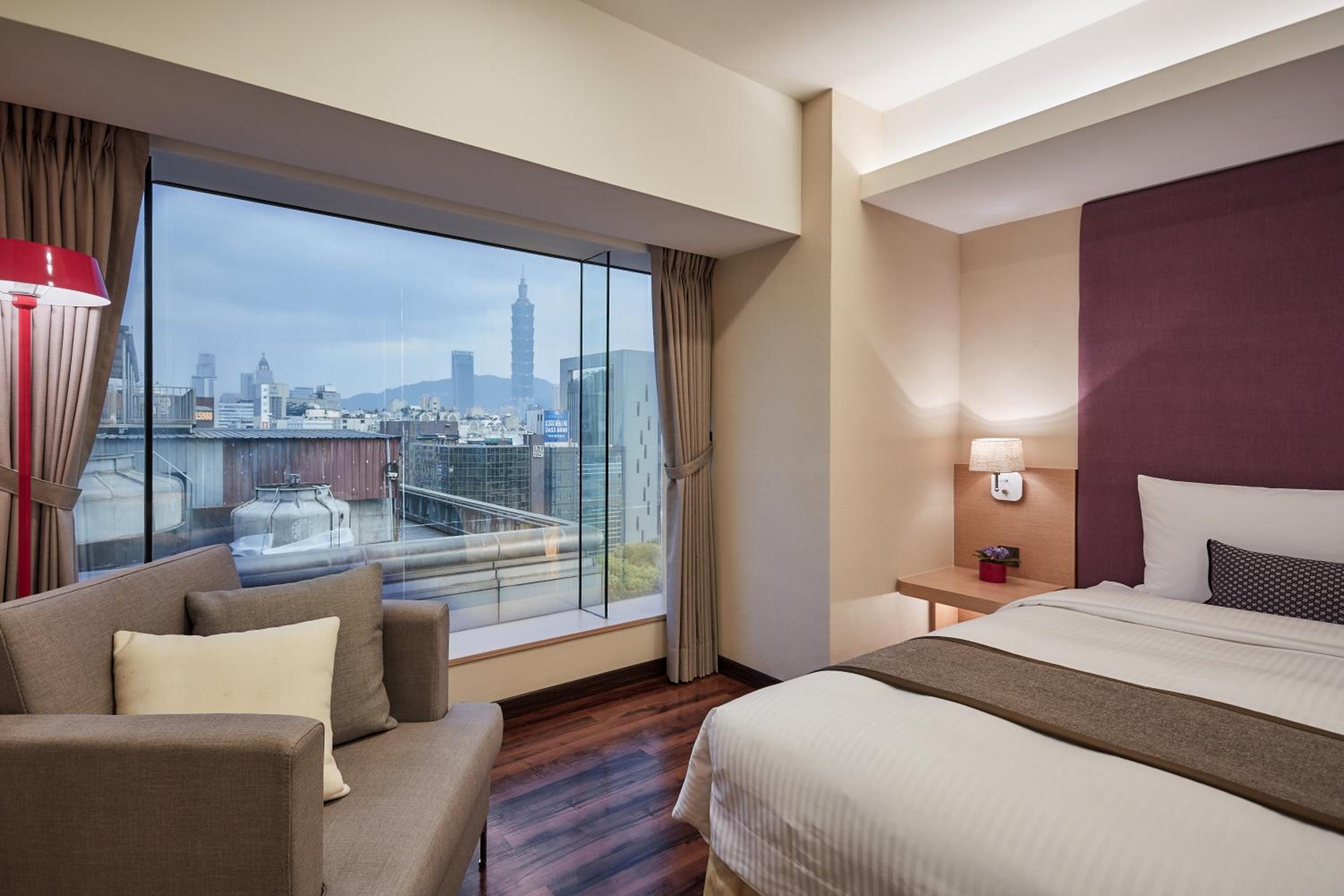 Deluxe Double Room with Taipei 101 View photo 1