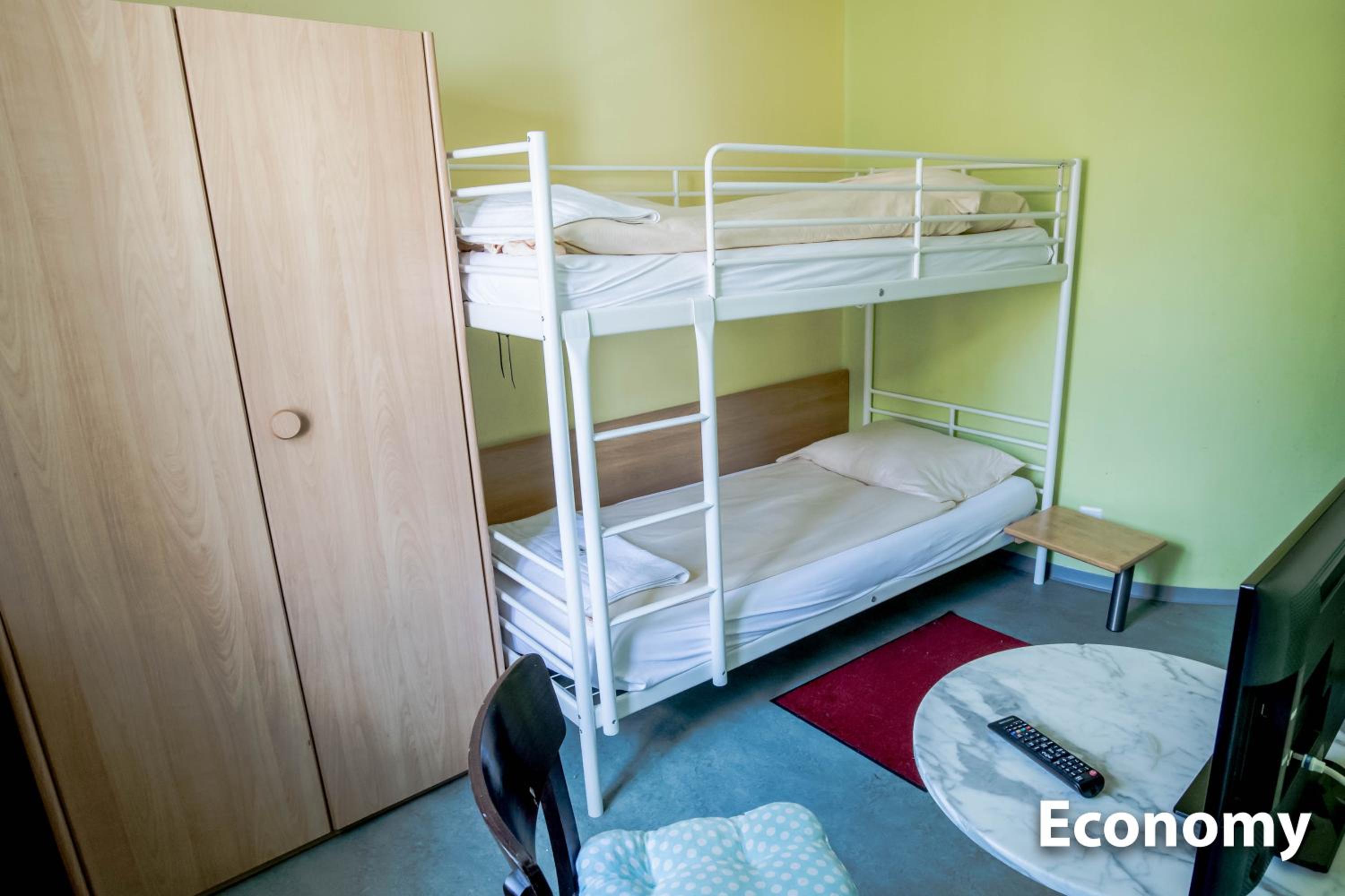 Economy Twin Room with Shared Bathroom photo 2