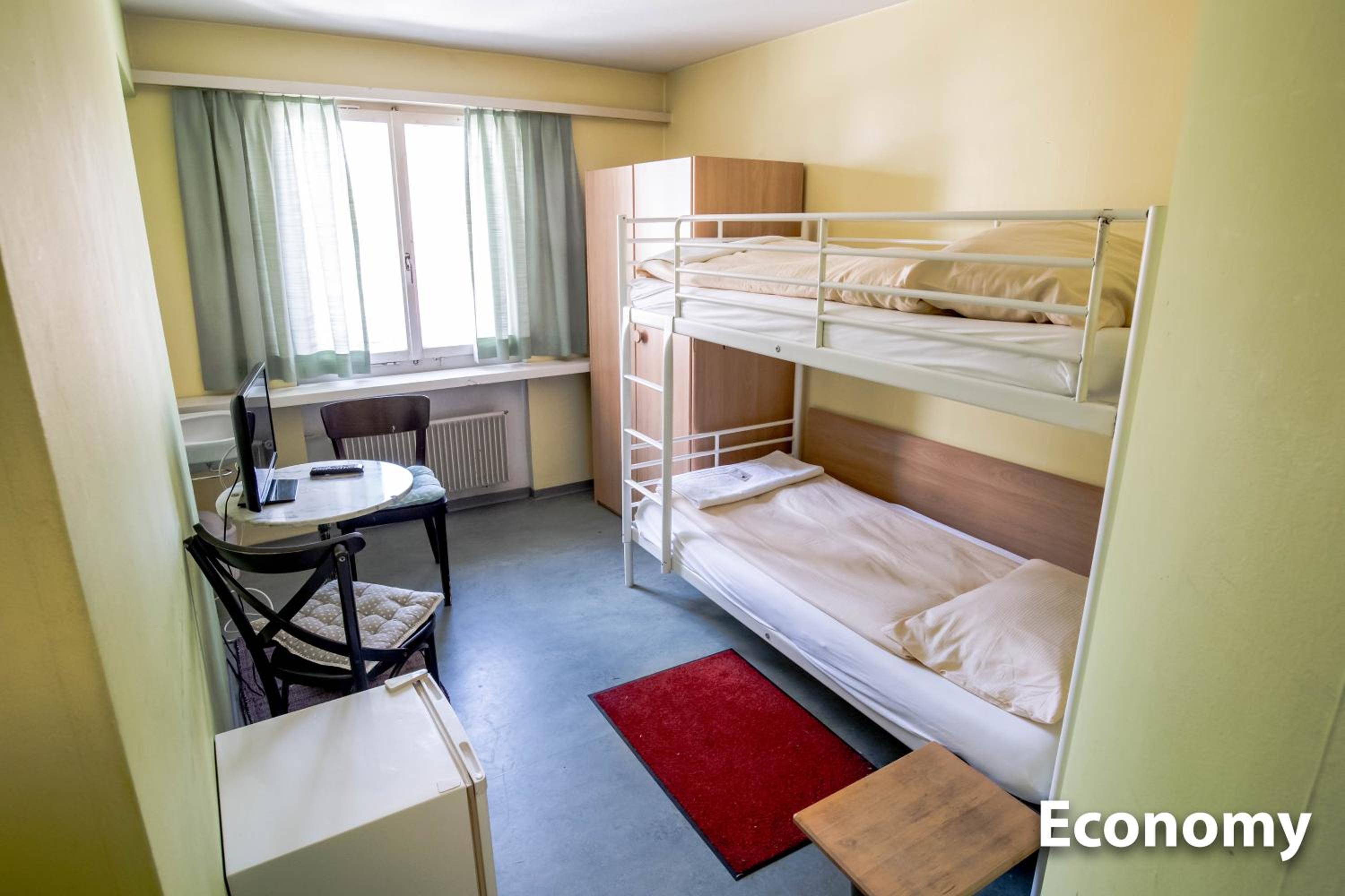 Economy Twin Room with Shared Bathroom photo 3
