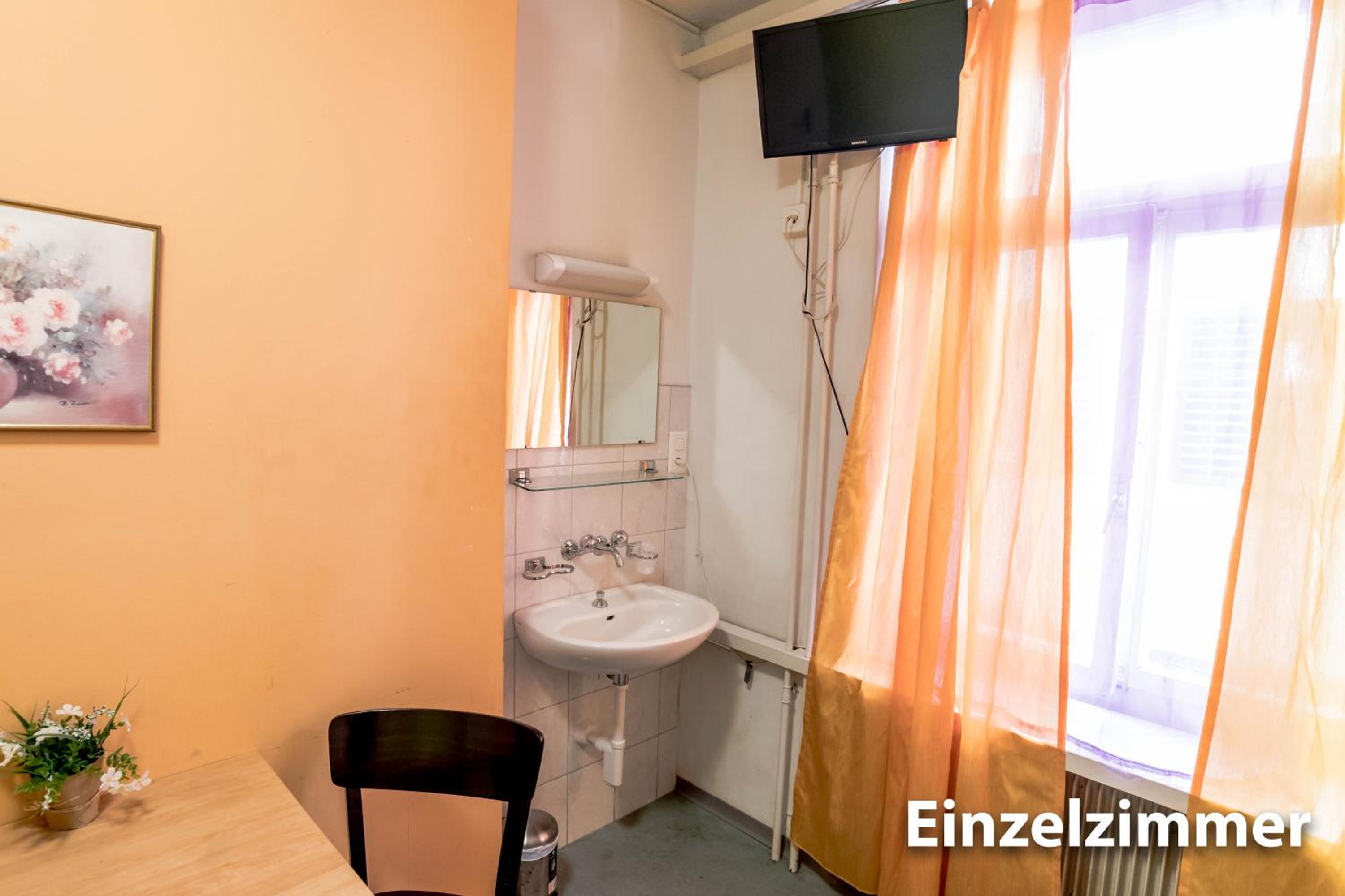 Single Room with Shared Bathroom photo 1