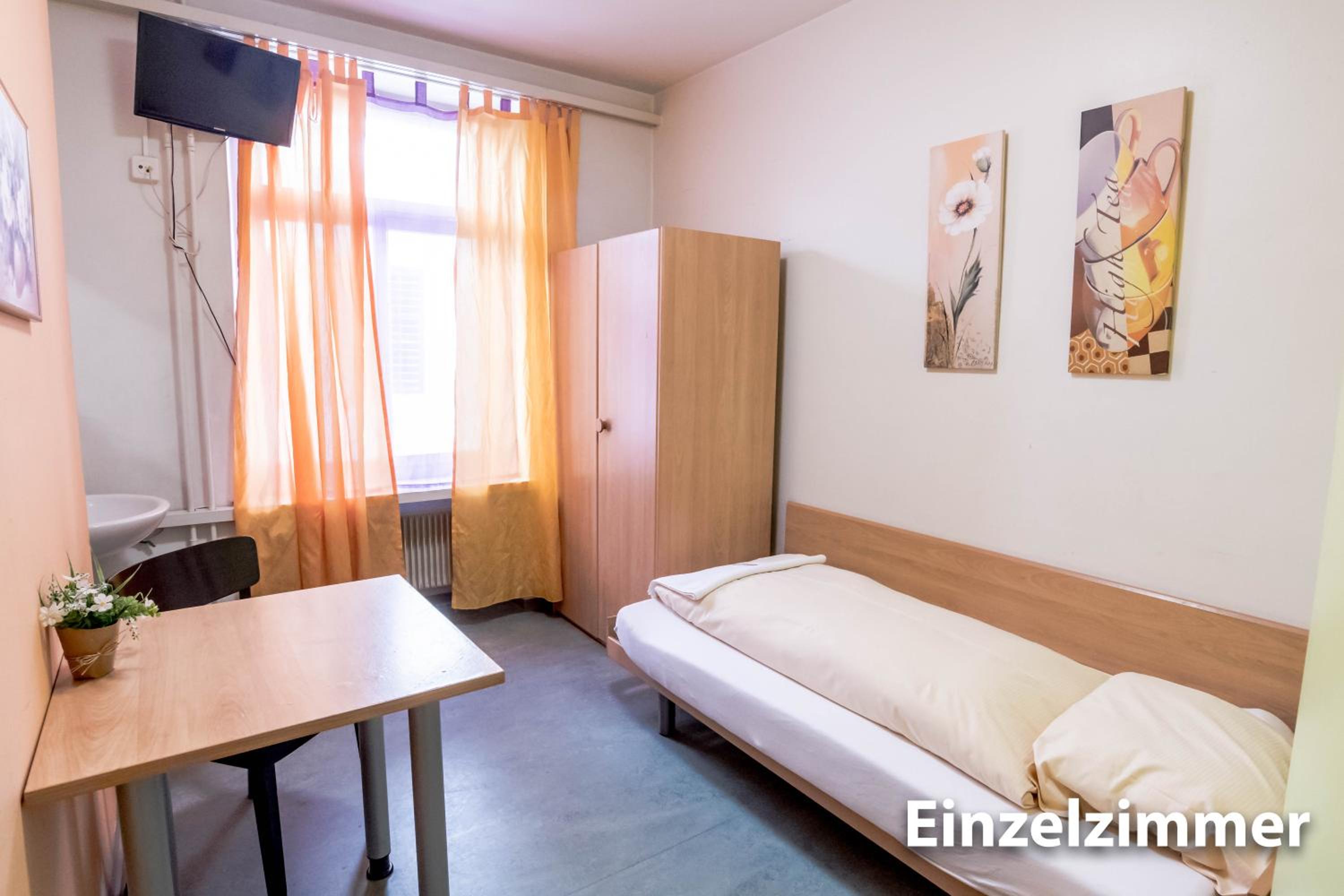 Single Room with Shared Bathroom photo 2