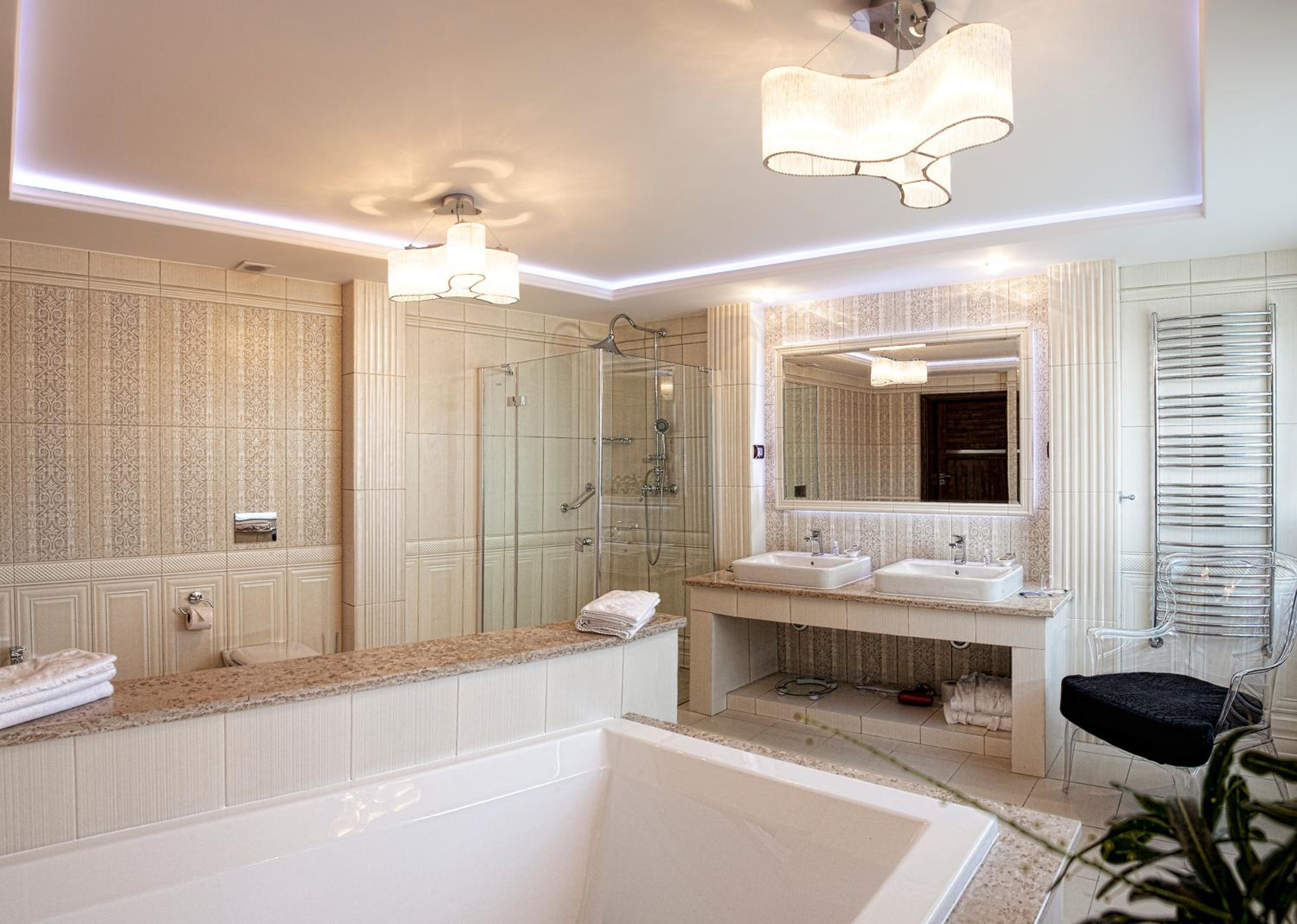 Superior Suite - Photo 9