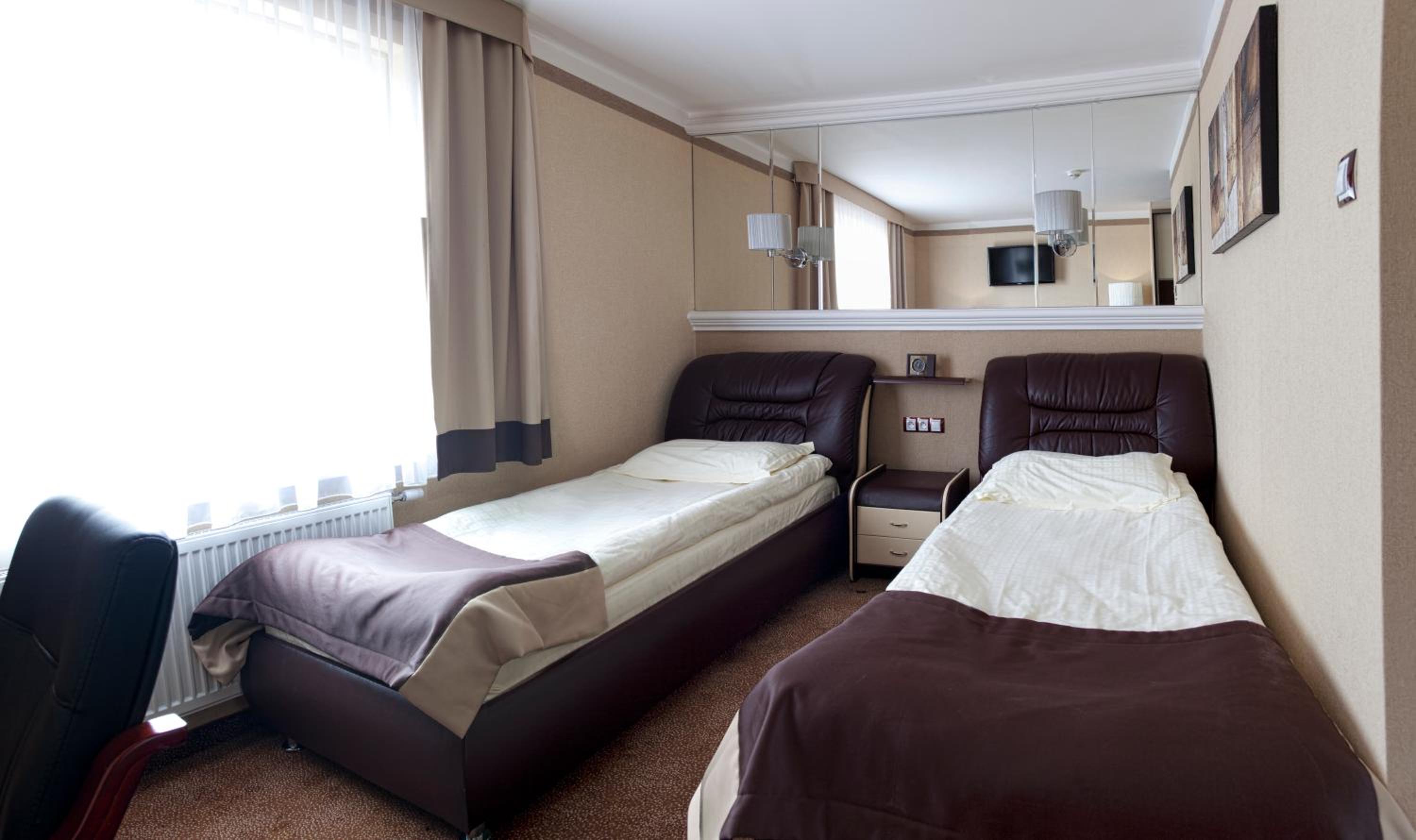 Standard Twin Room - Photo 3