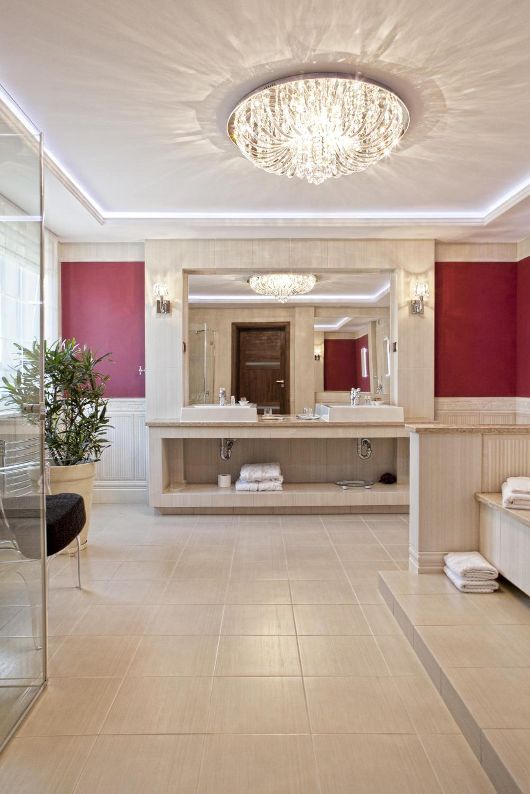 Superior Suite - Photo 6