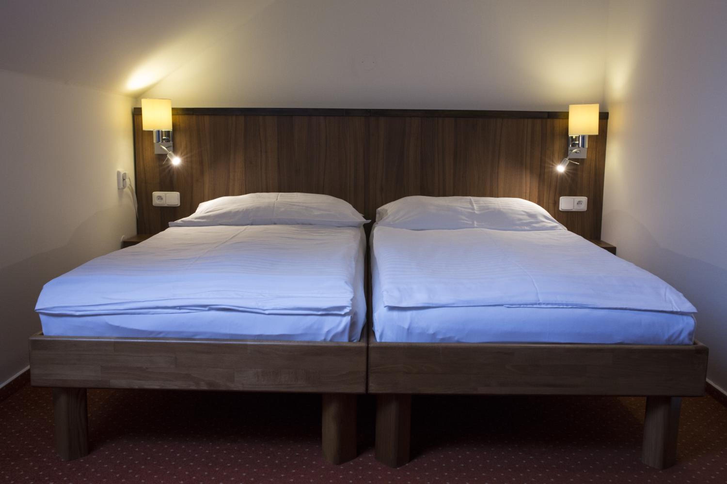 Standard Double or Twin Room - Photo 8