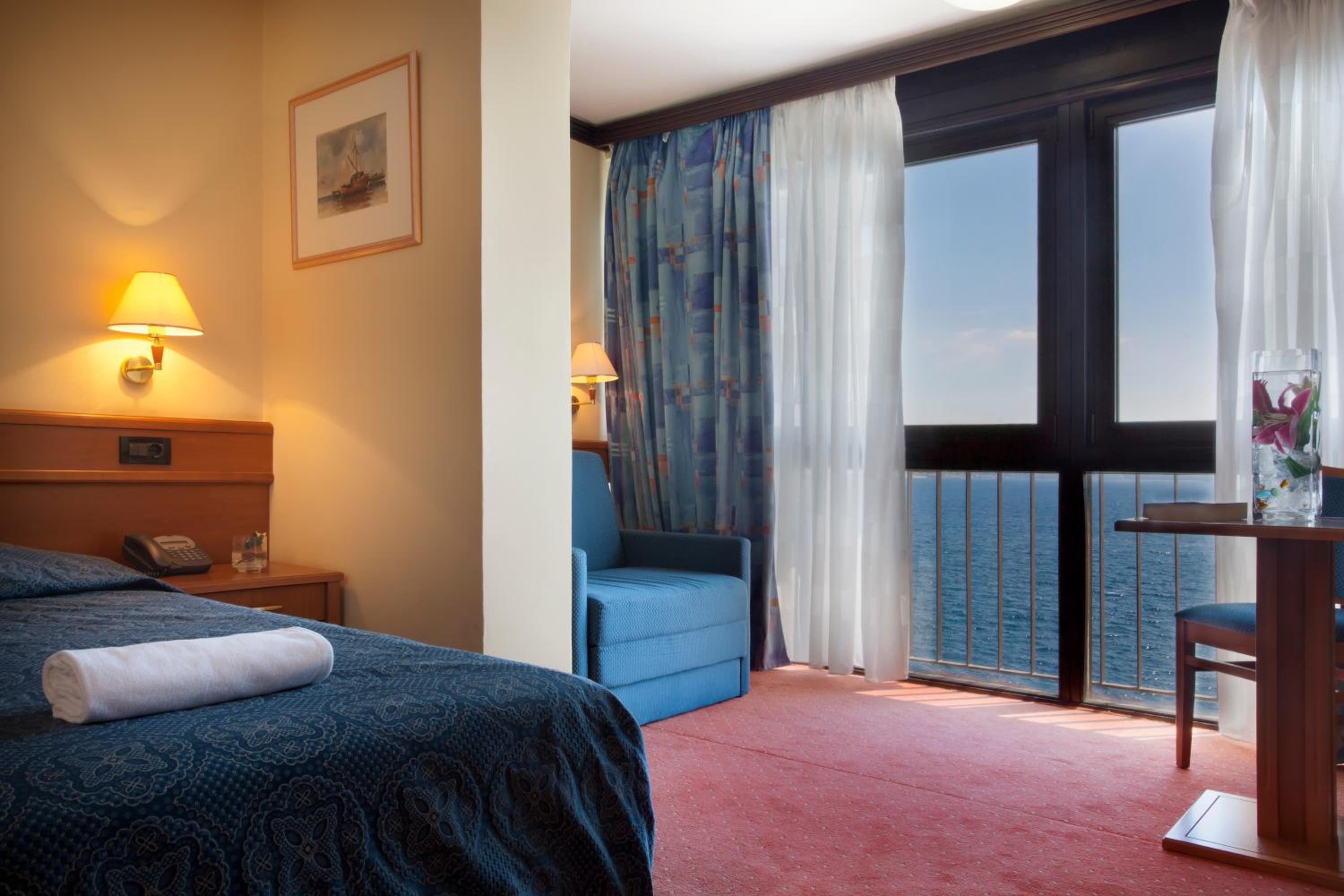 Double or Twin Room with Sea View - Photo 4