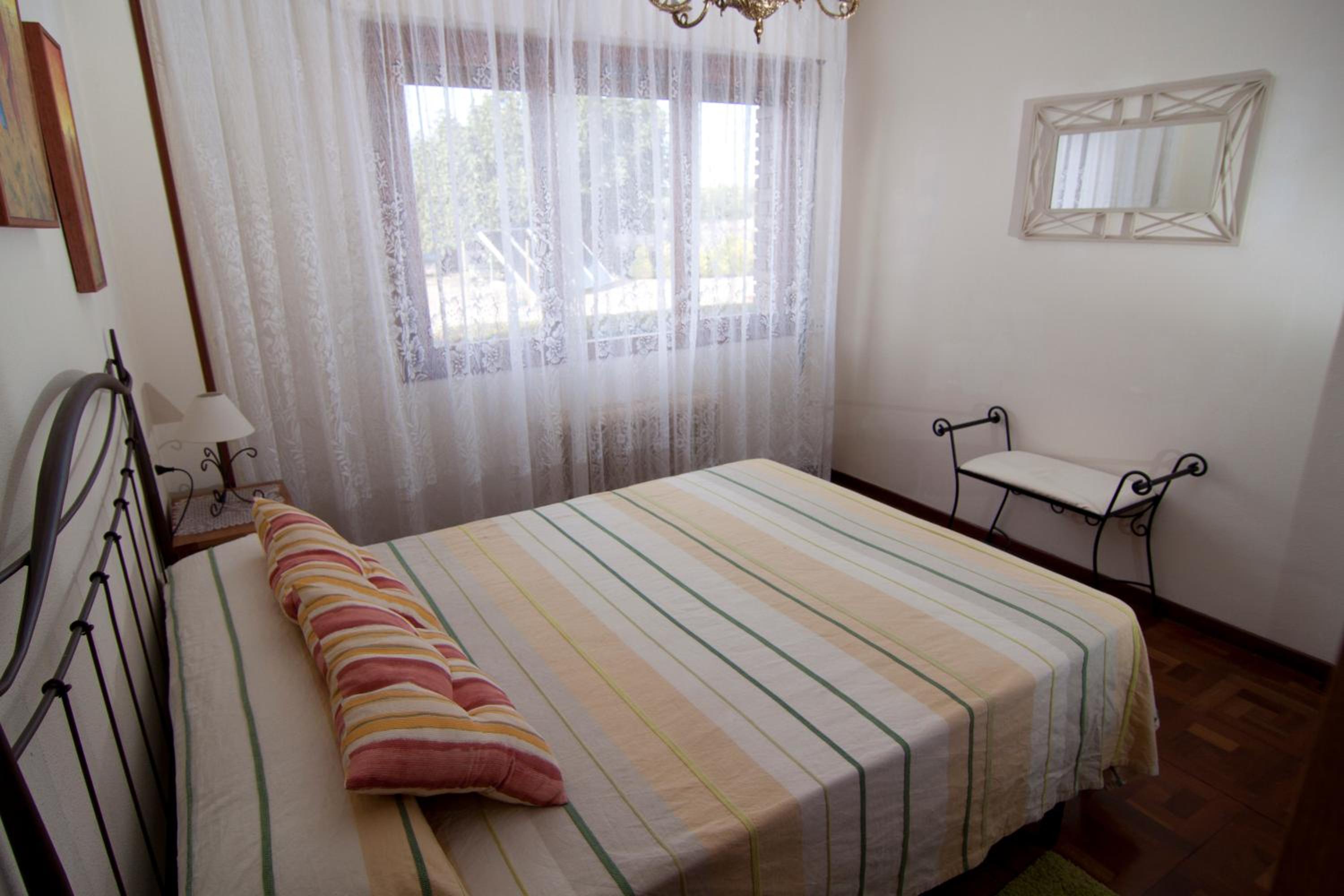Six-Bedroom House photo 3