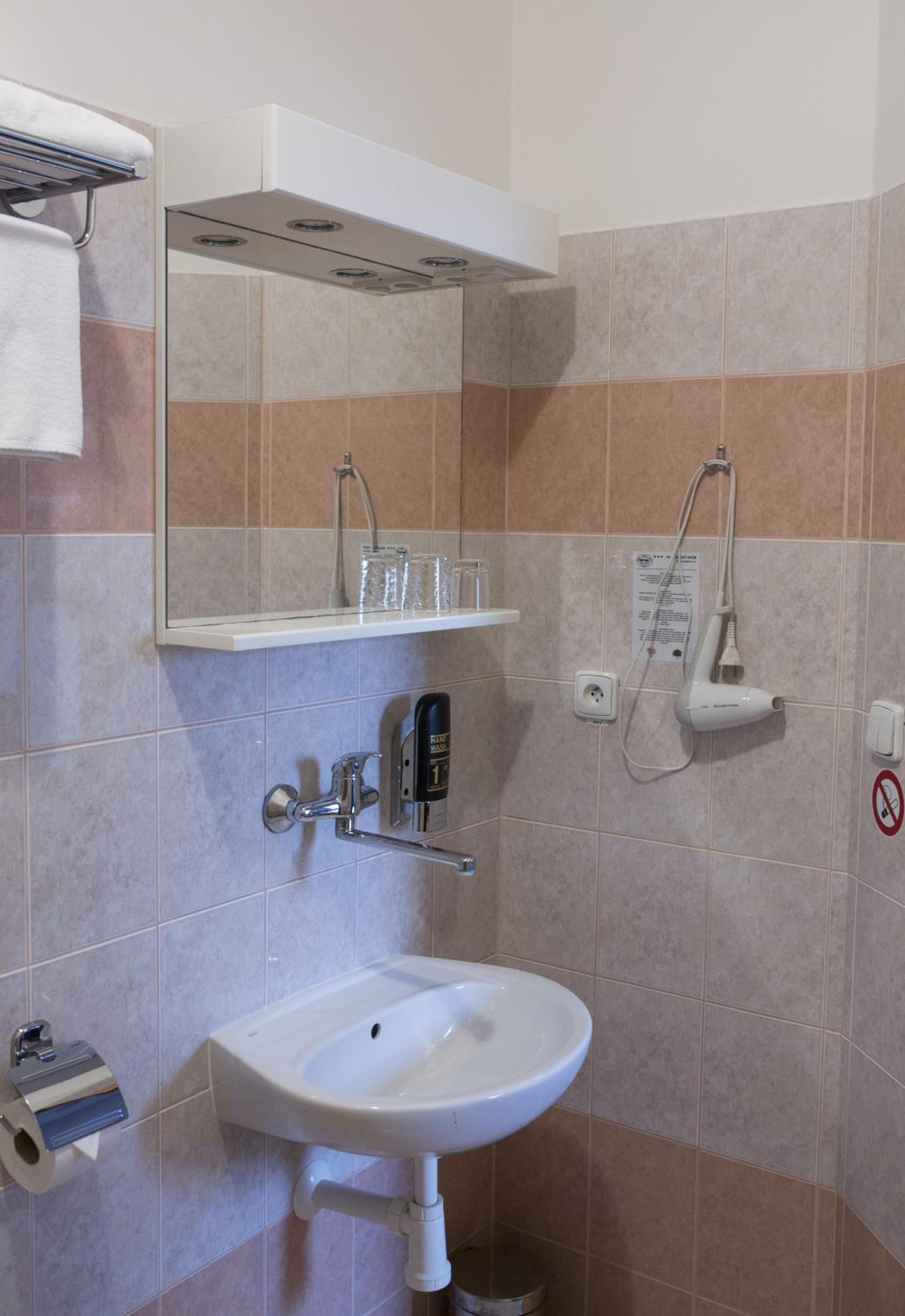 Standard Double or Twin Room - Photo 16