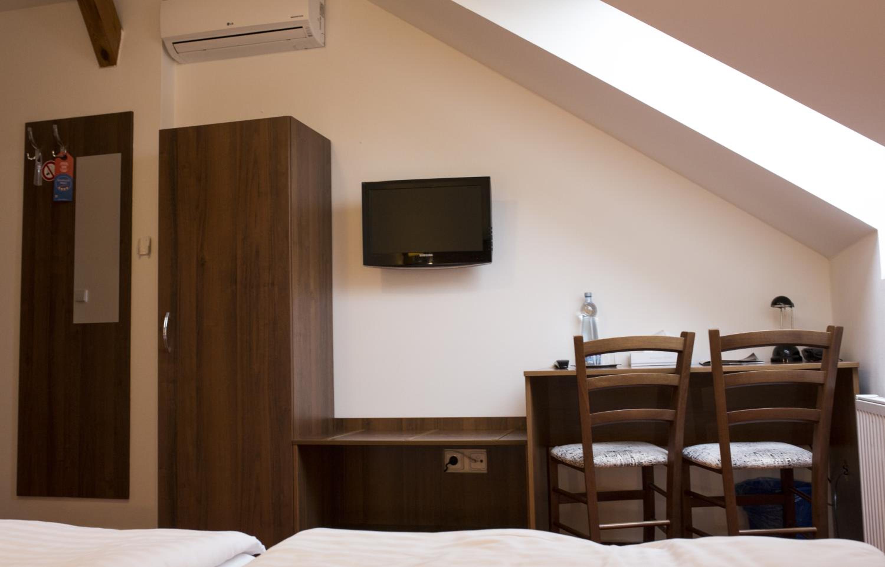 Standard Double or Twin Room - Photo 15