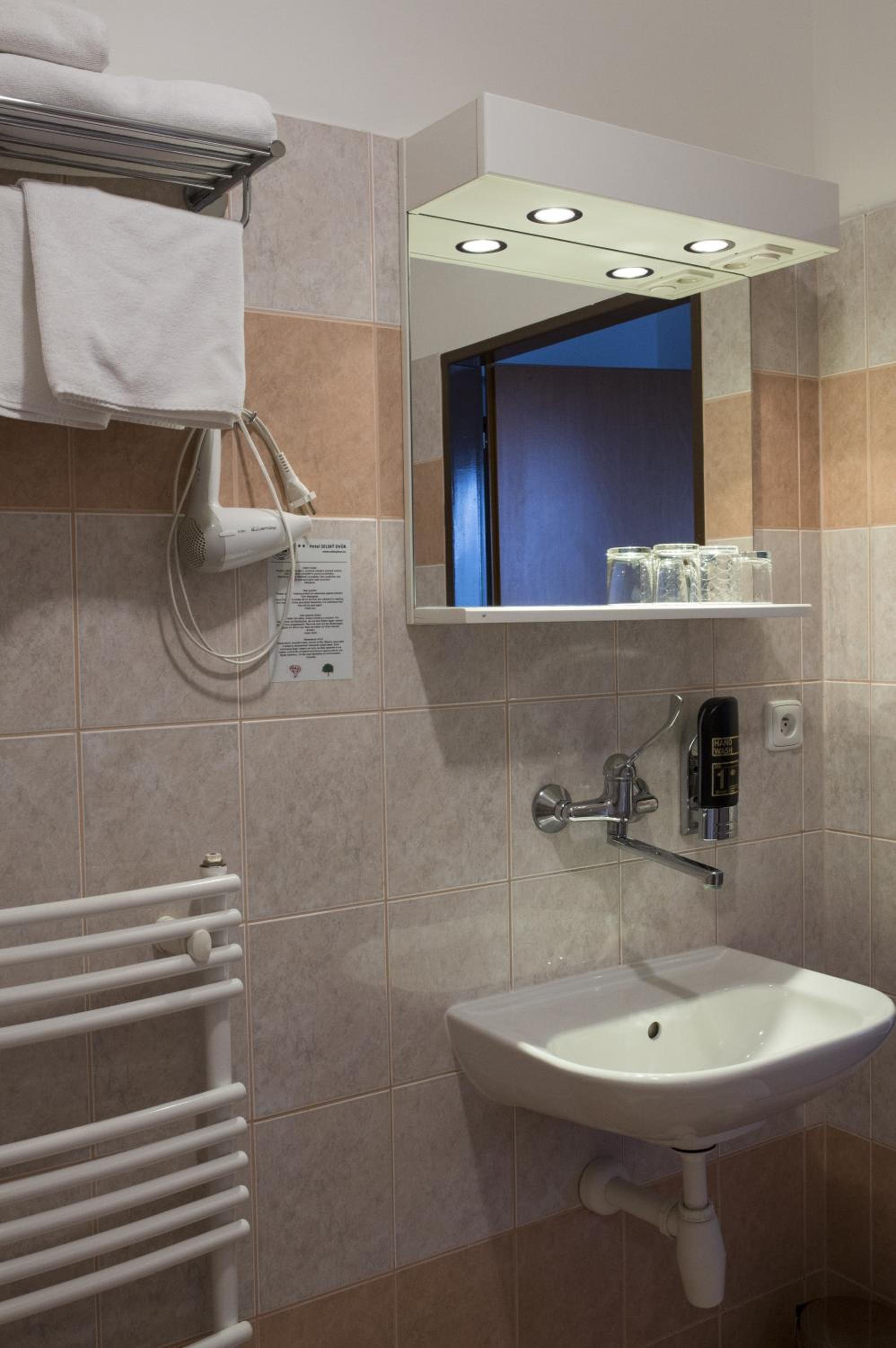 Standard Double or Twin Room - Photo 18