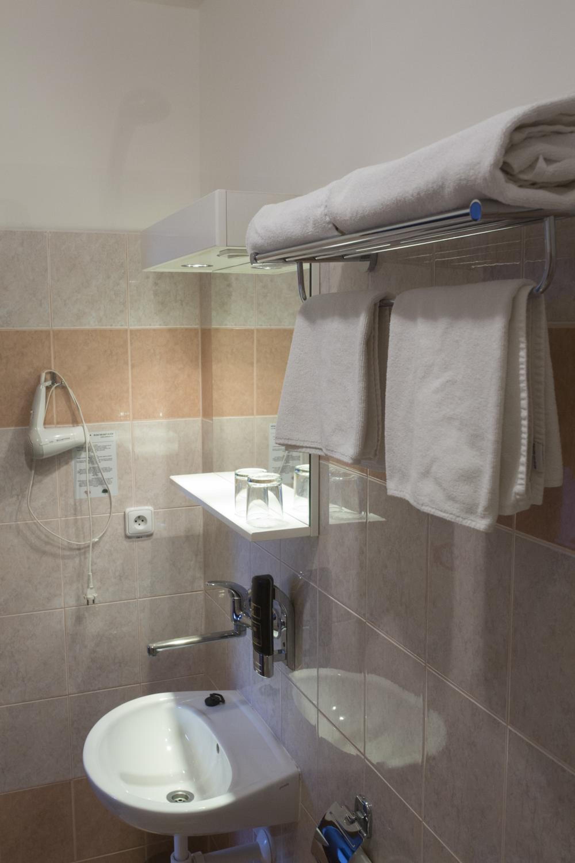 Standard Double or Twin Room - Photo 20