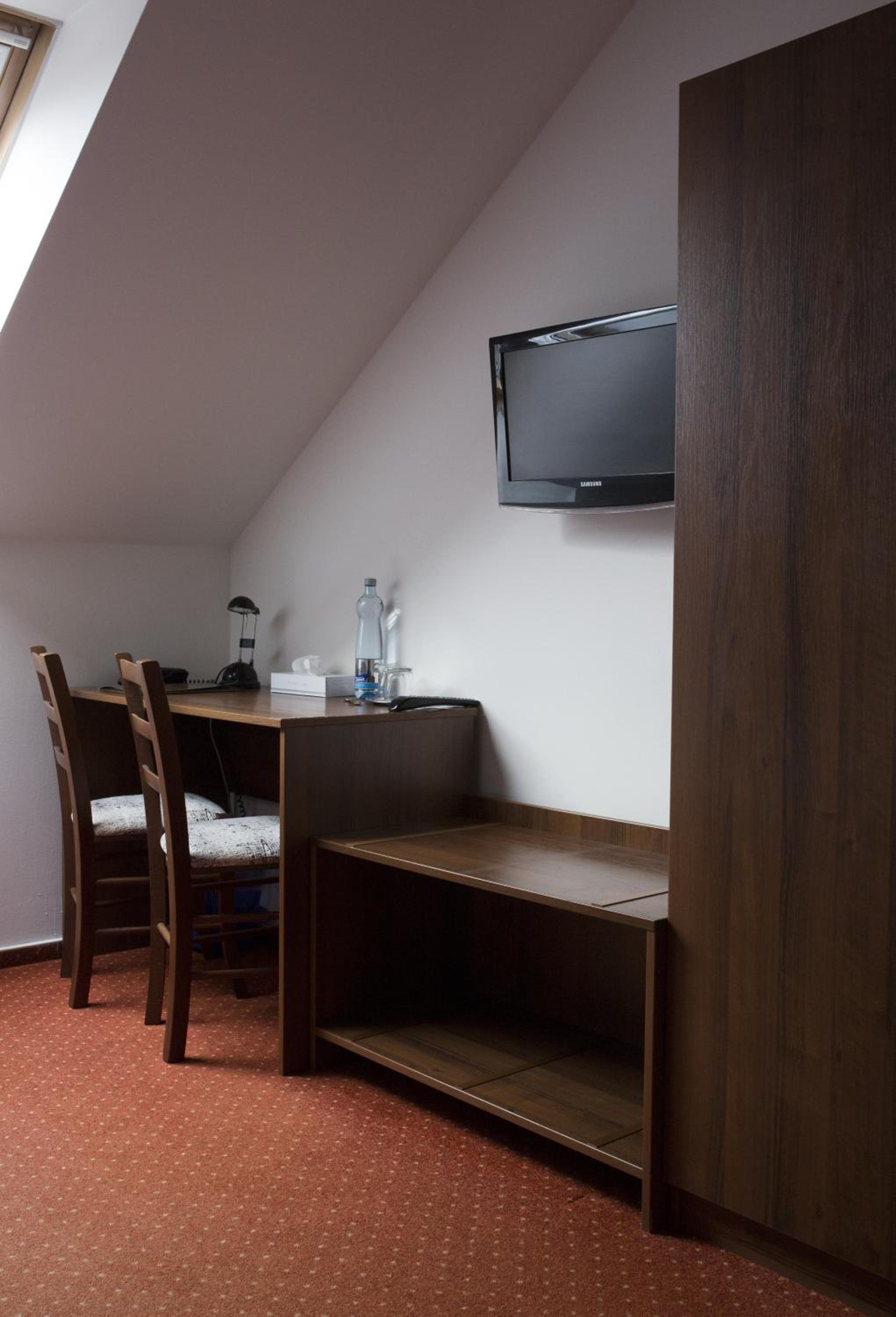 Standard Double or Twin Room - Photo 10