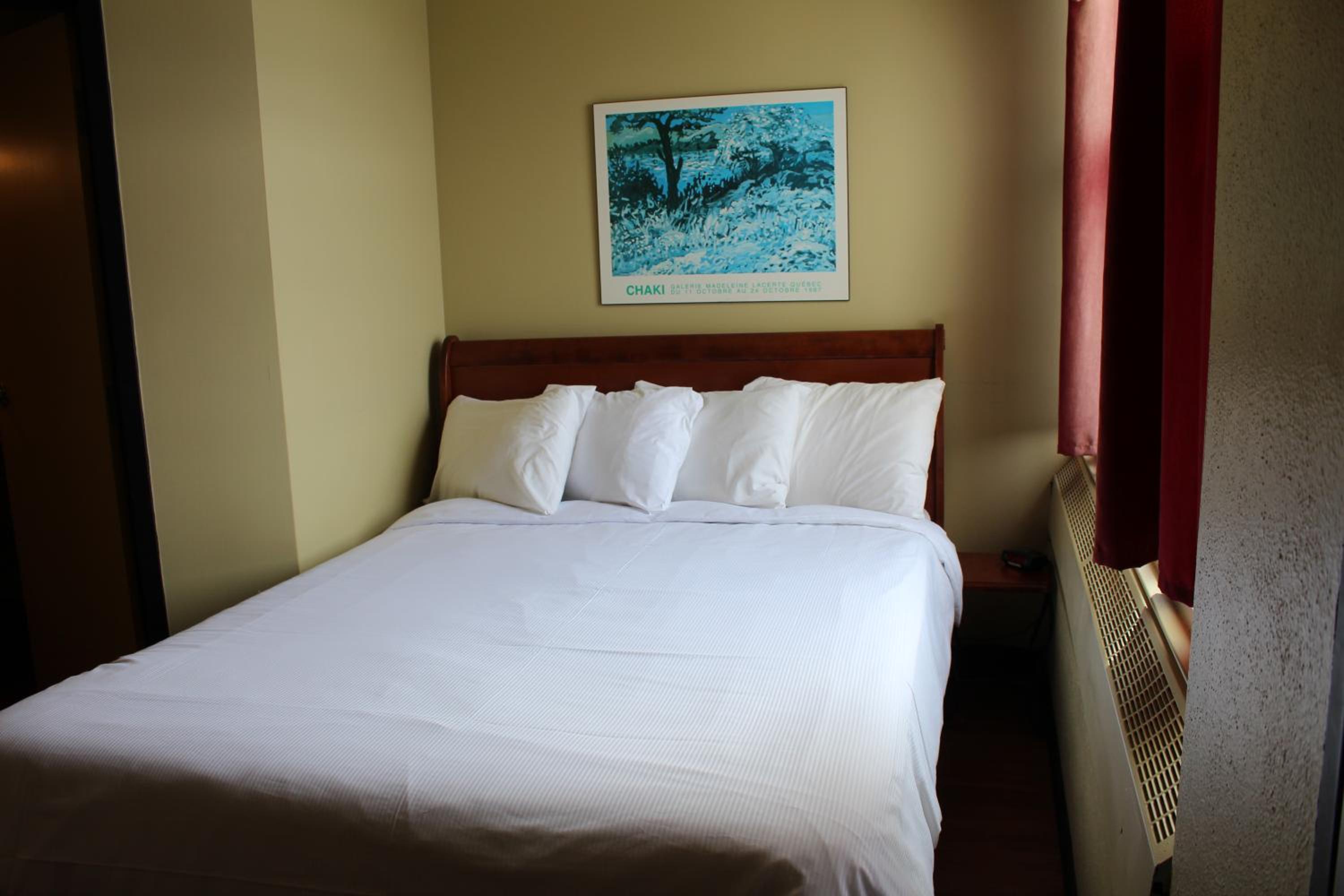 Queen Room with Private Bathroom photo 2