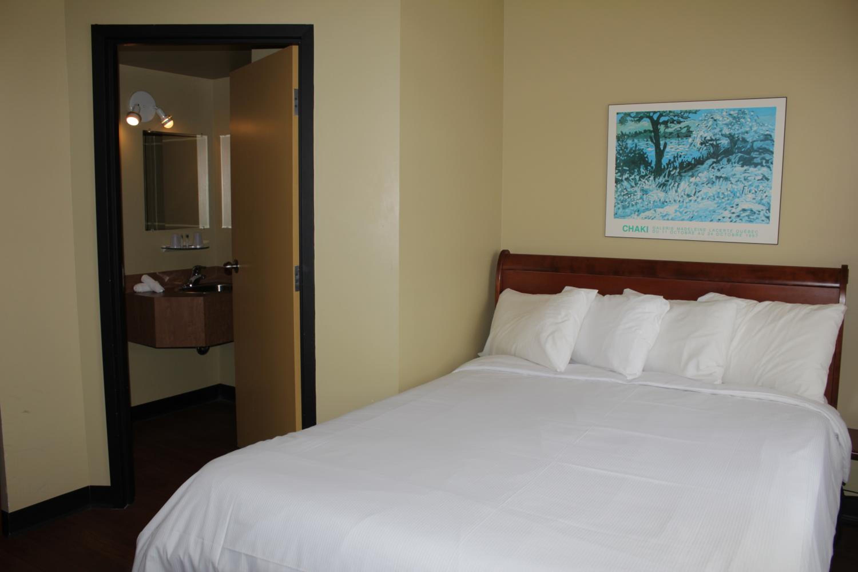 Queen Room with Private Bathroom photo 3