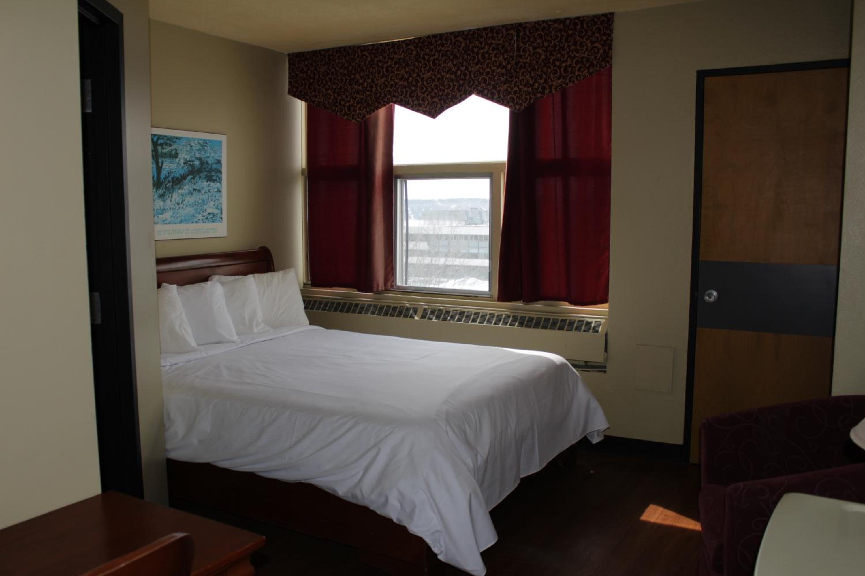 Queen Room with Private Bathroom photo 1