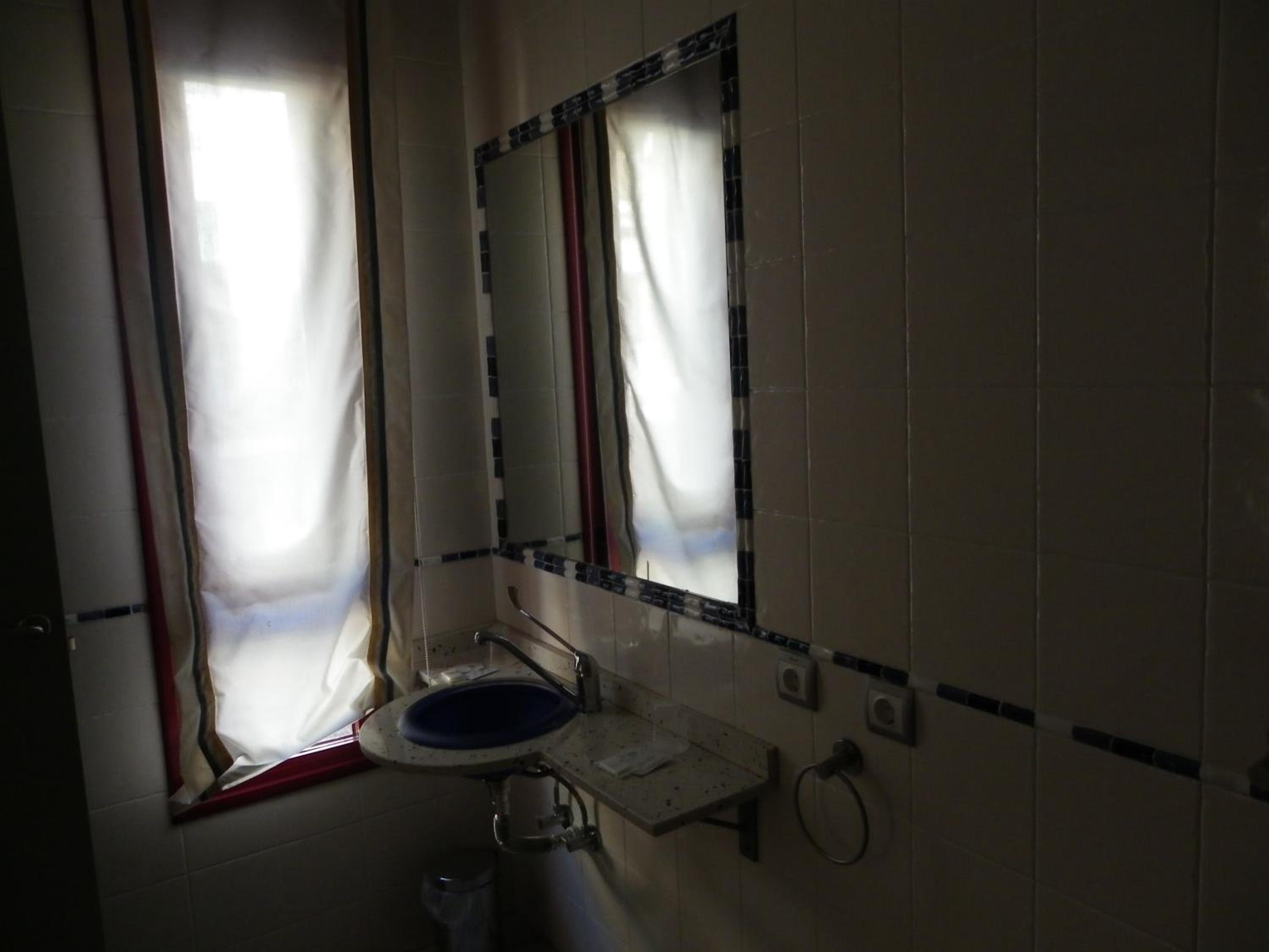 Twin Room - Photo 3