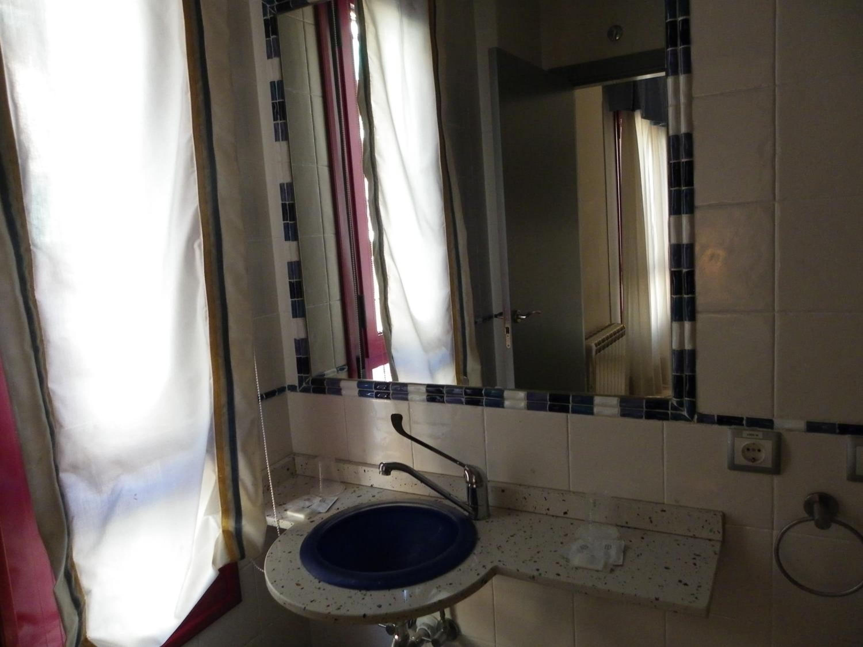 Twin Room - Photo 7