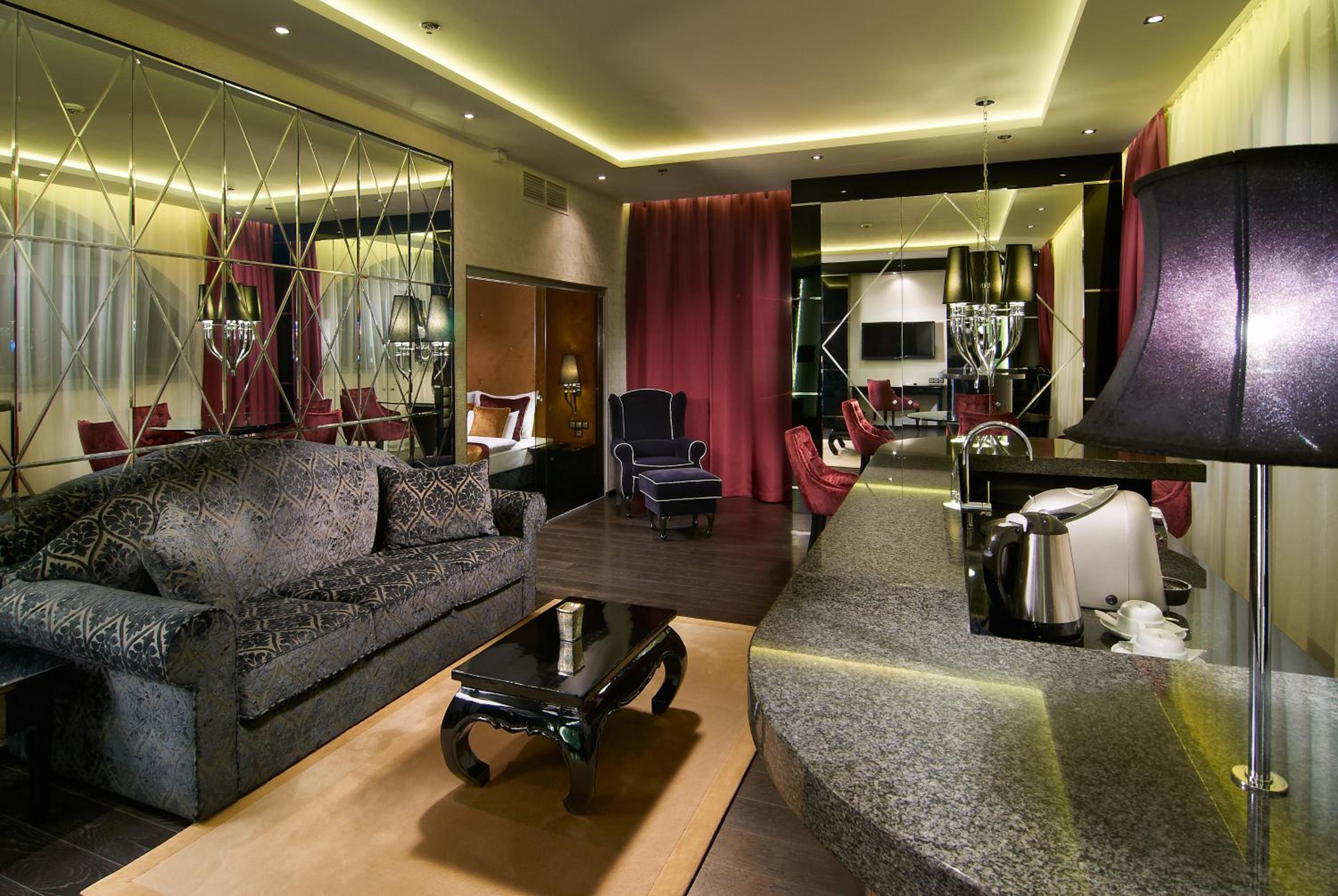 Luxury Suite with Hot Tub and View - Photo 4