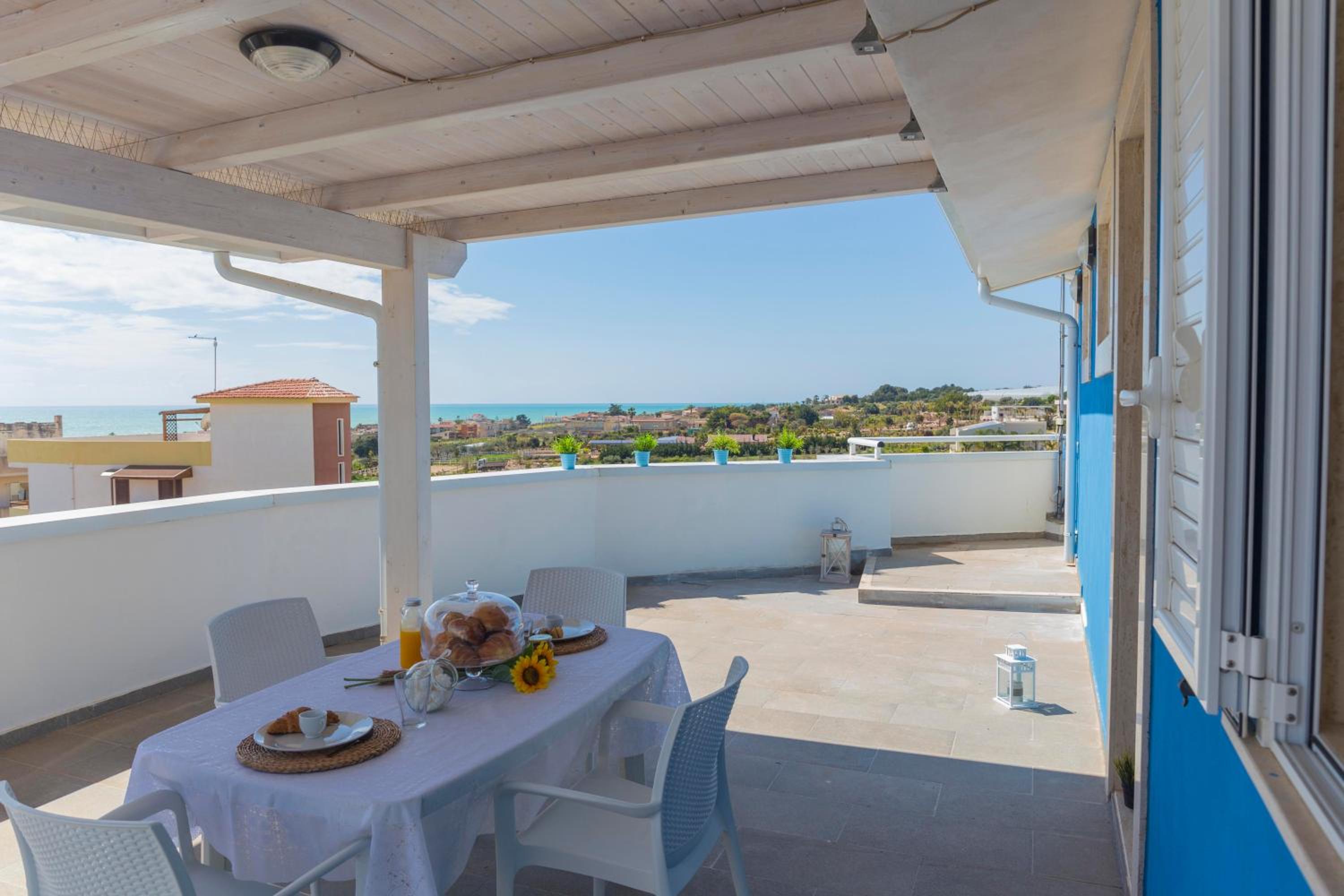 One-Bedroom Apartment with Sea View photo 2