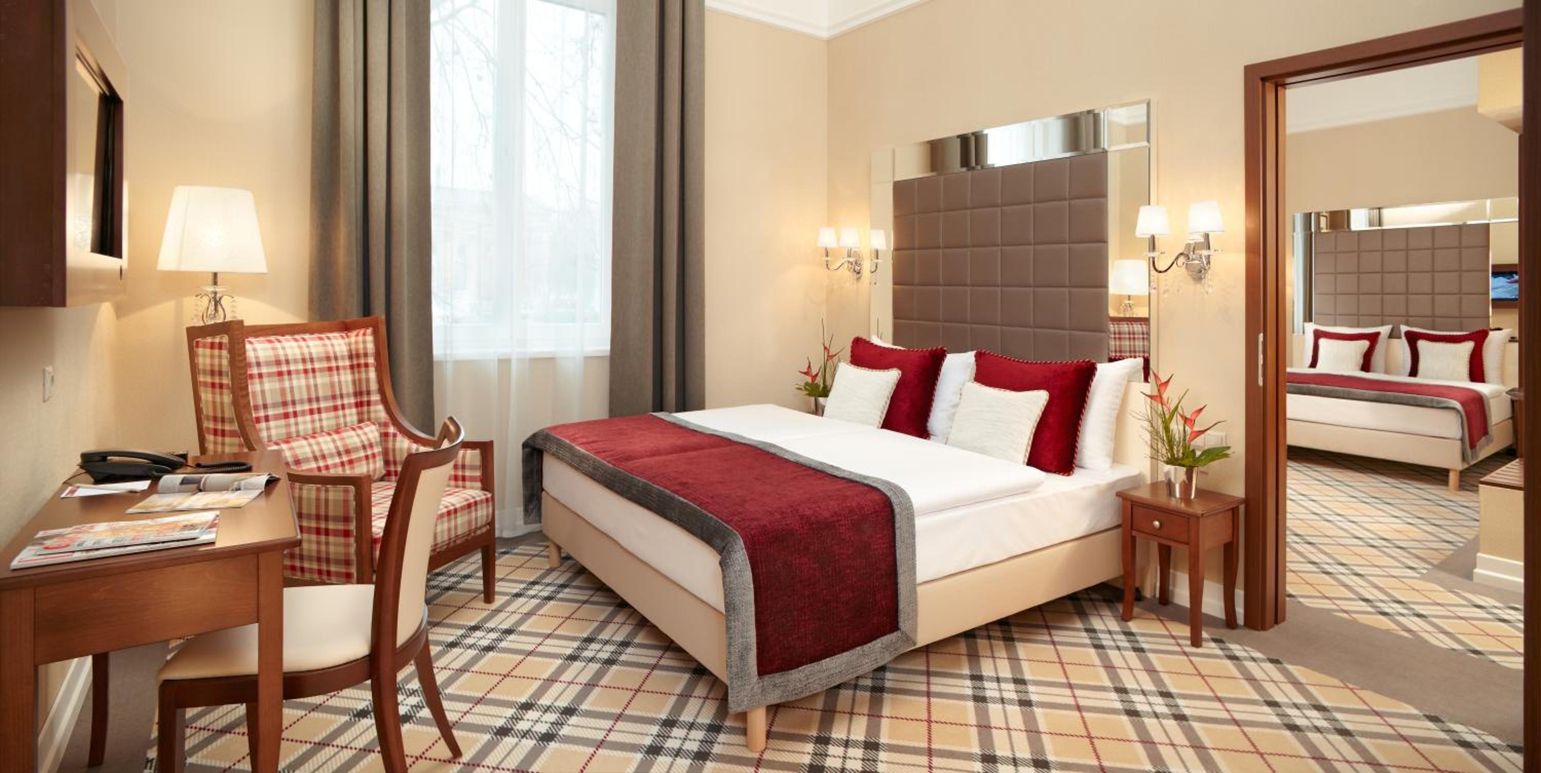 Superior Double Room with City View - Photo 14