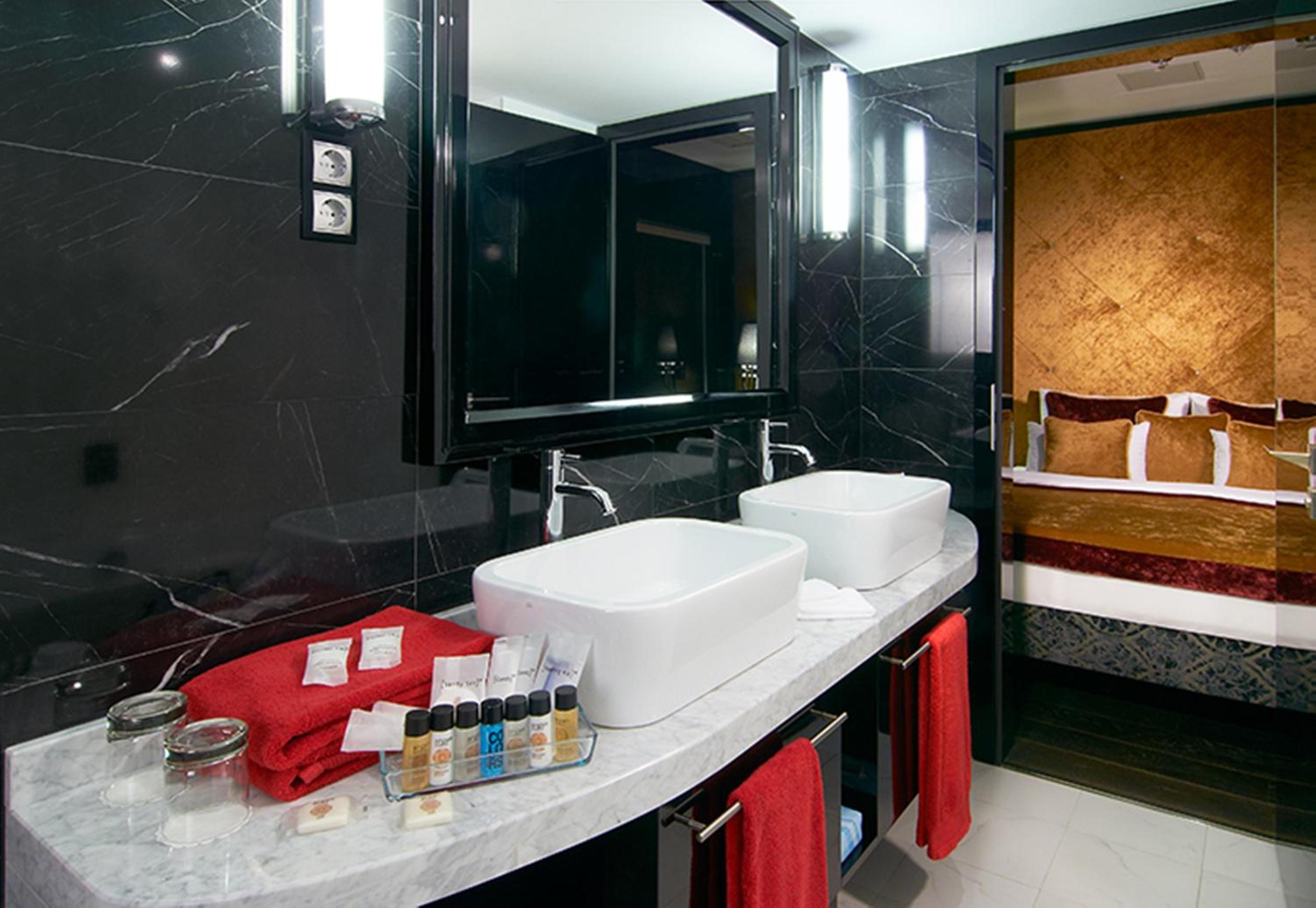 Luxury Suite with Hot Tub and View - Photo 7