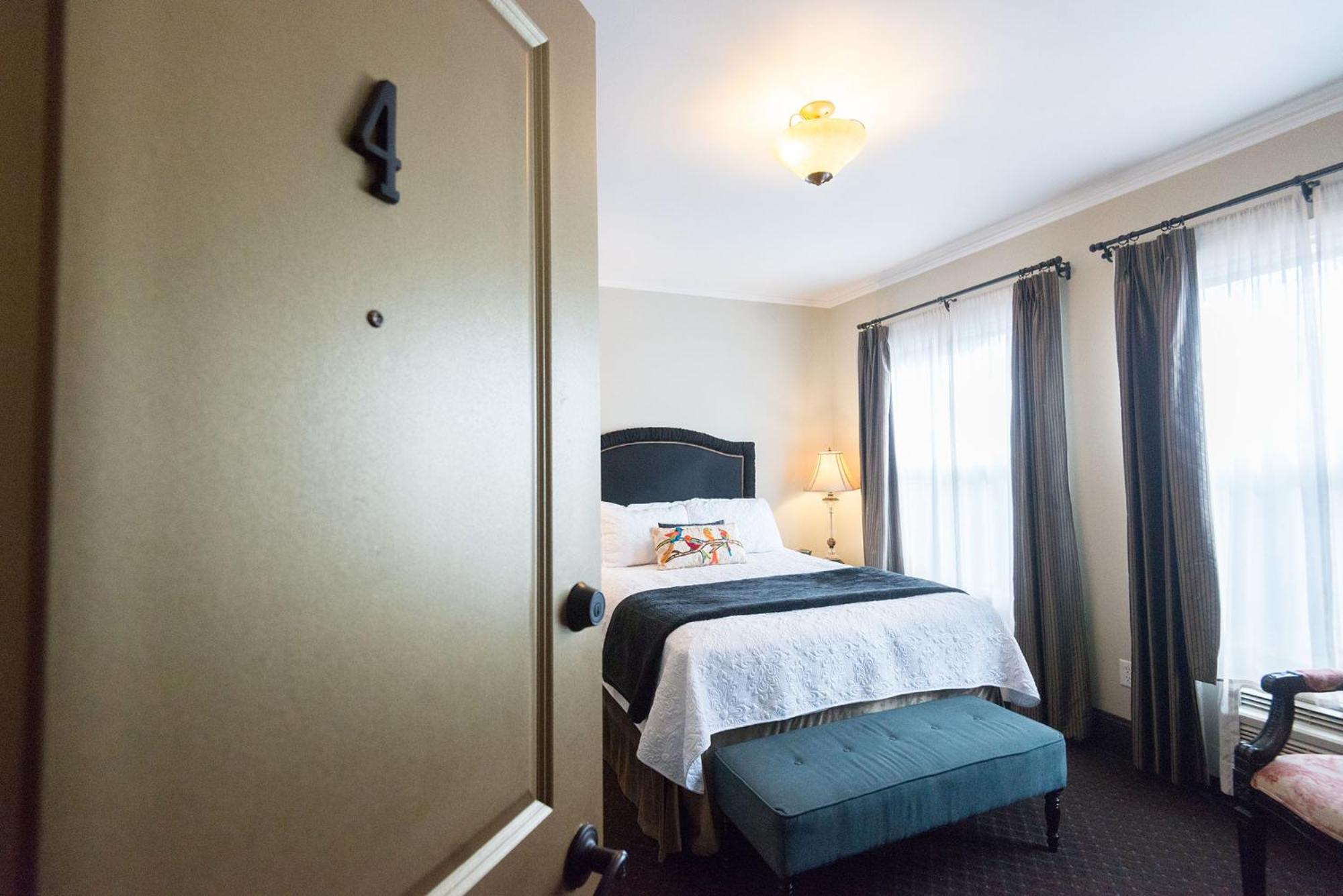 Deluxe King Room - Photo 1