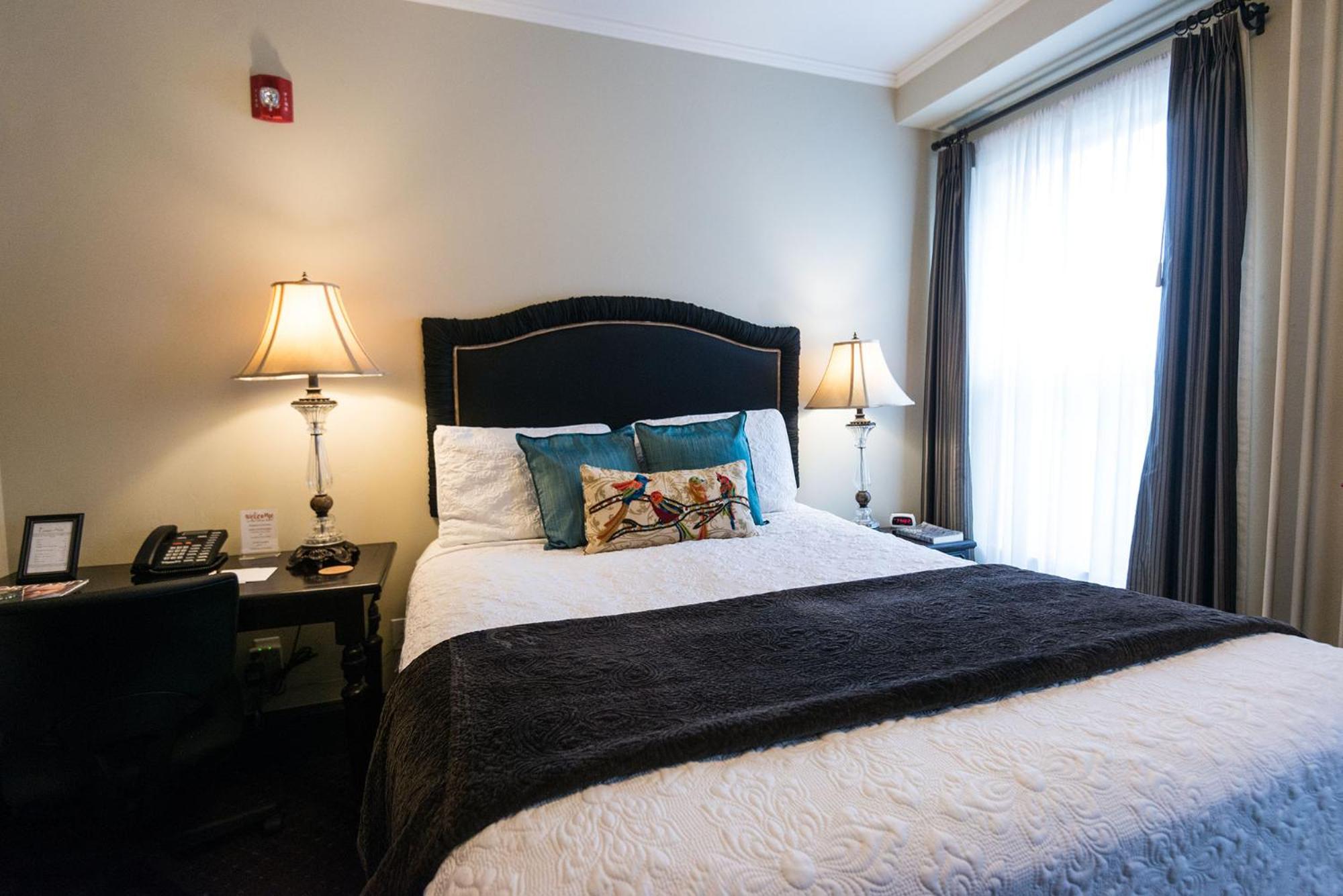 Deluxe Queen Room - Photo 4