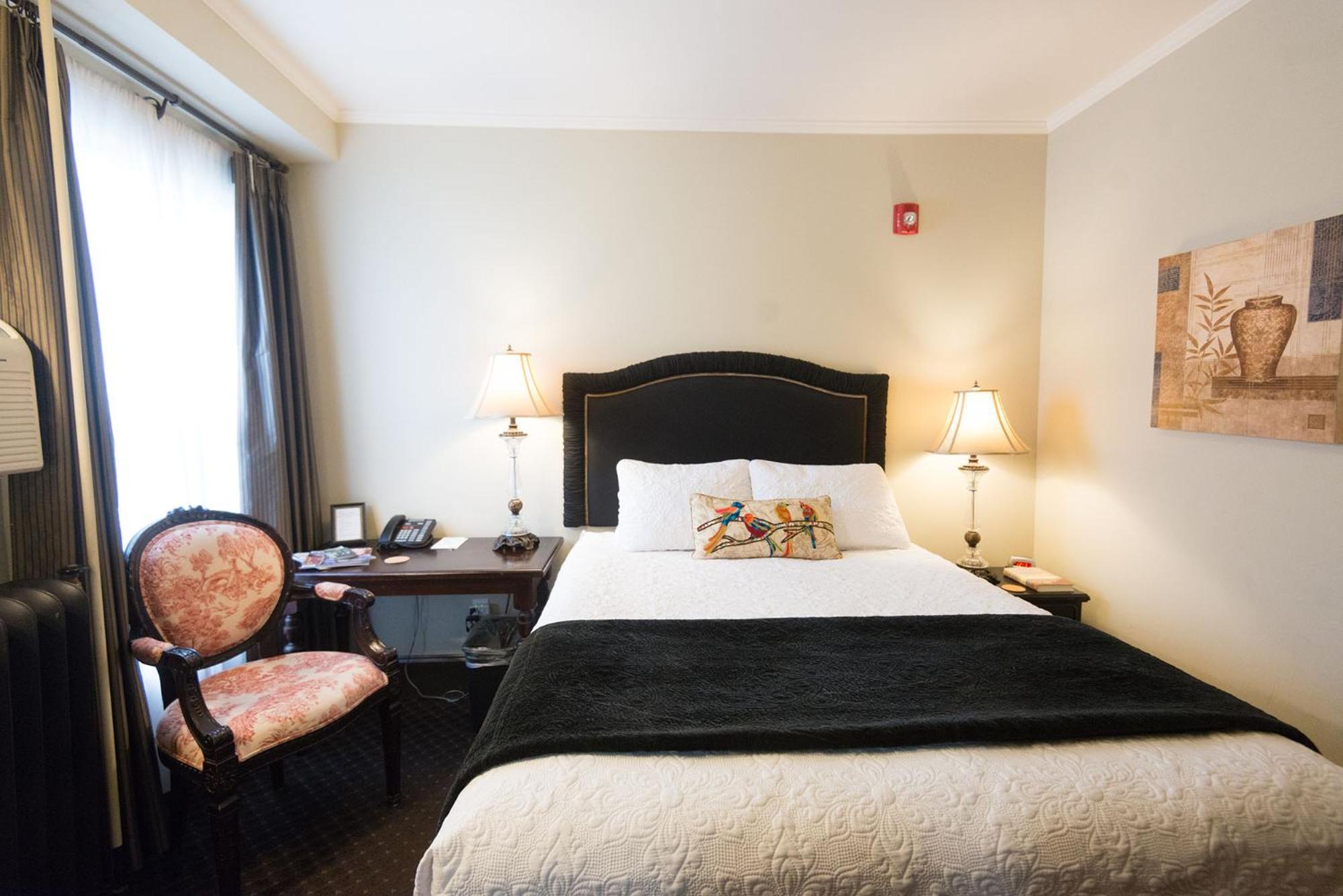 Queen Room 6 with Private Bathroom - Photo 3