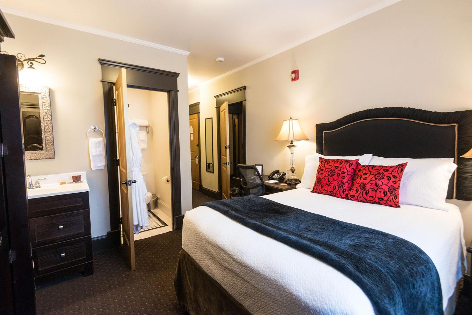 Double Room 7 with Private Bathroom - Photo 1