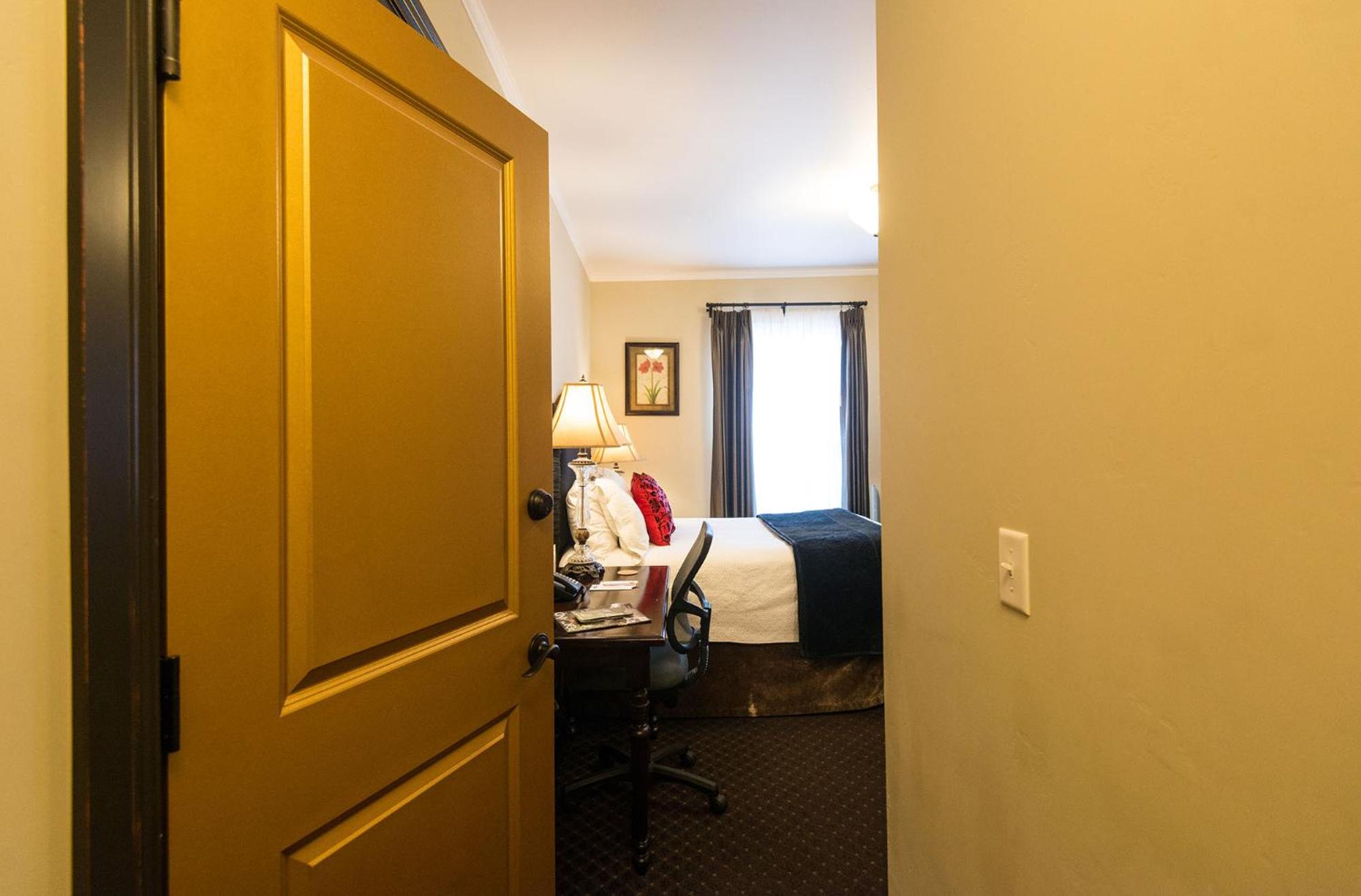 Double Room 7 with Private Bathroom - Photo 2