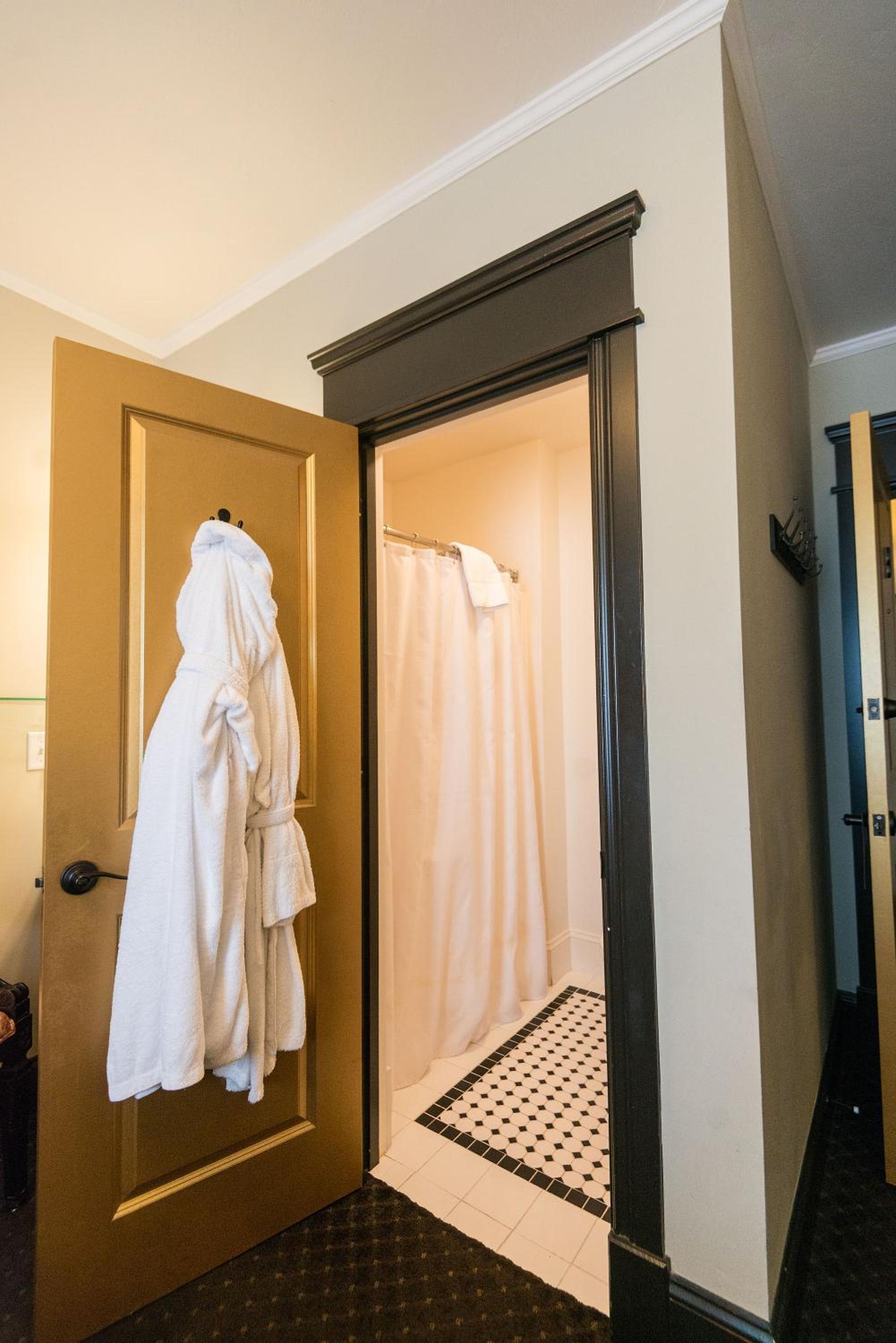 Queen Ensuites - Photo 2
