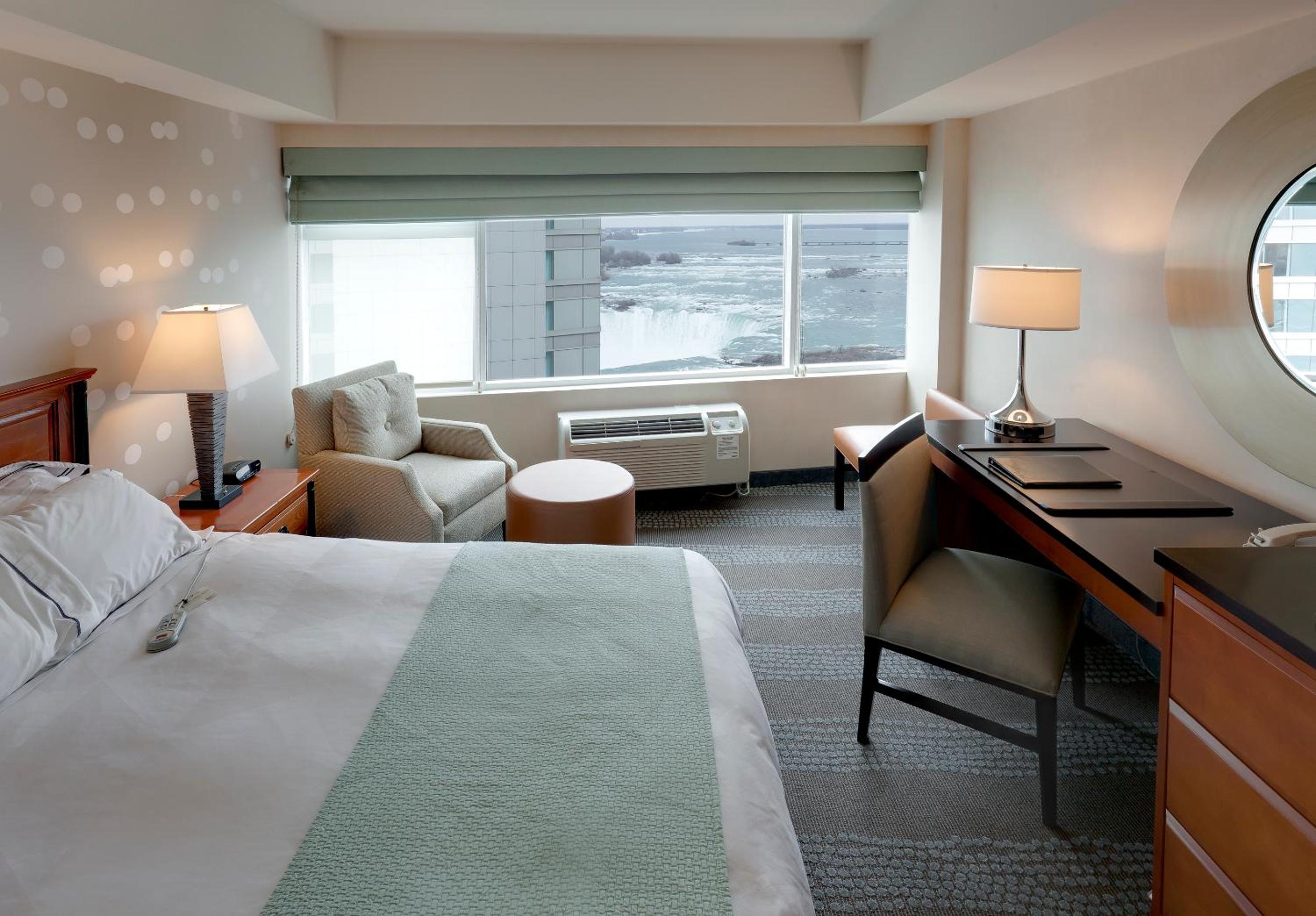 Queen Room With River View - Photo 1