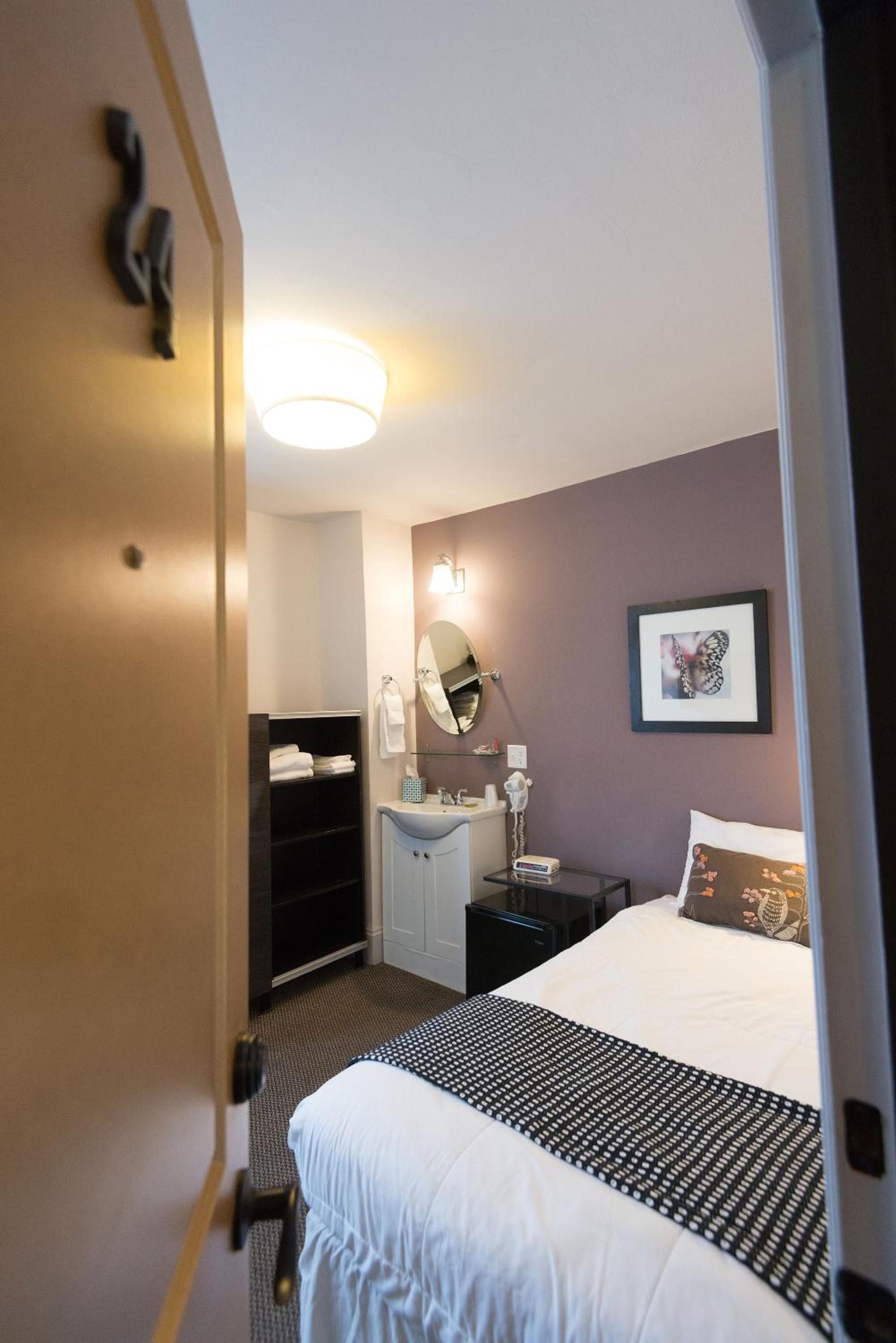 Double Room with Shared Bathroom - Photo 1