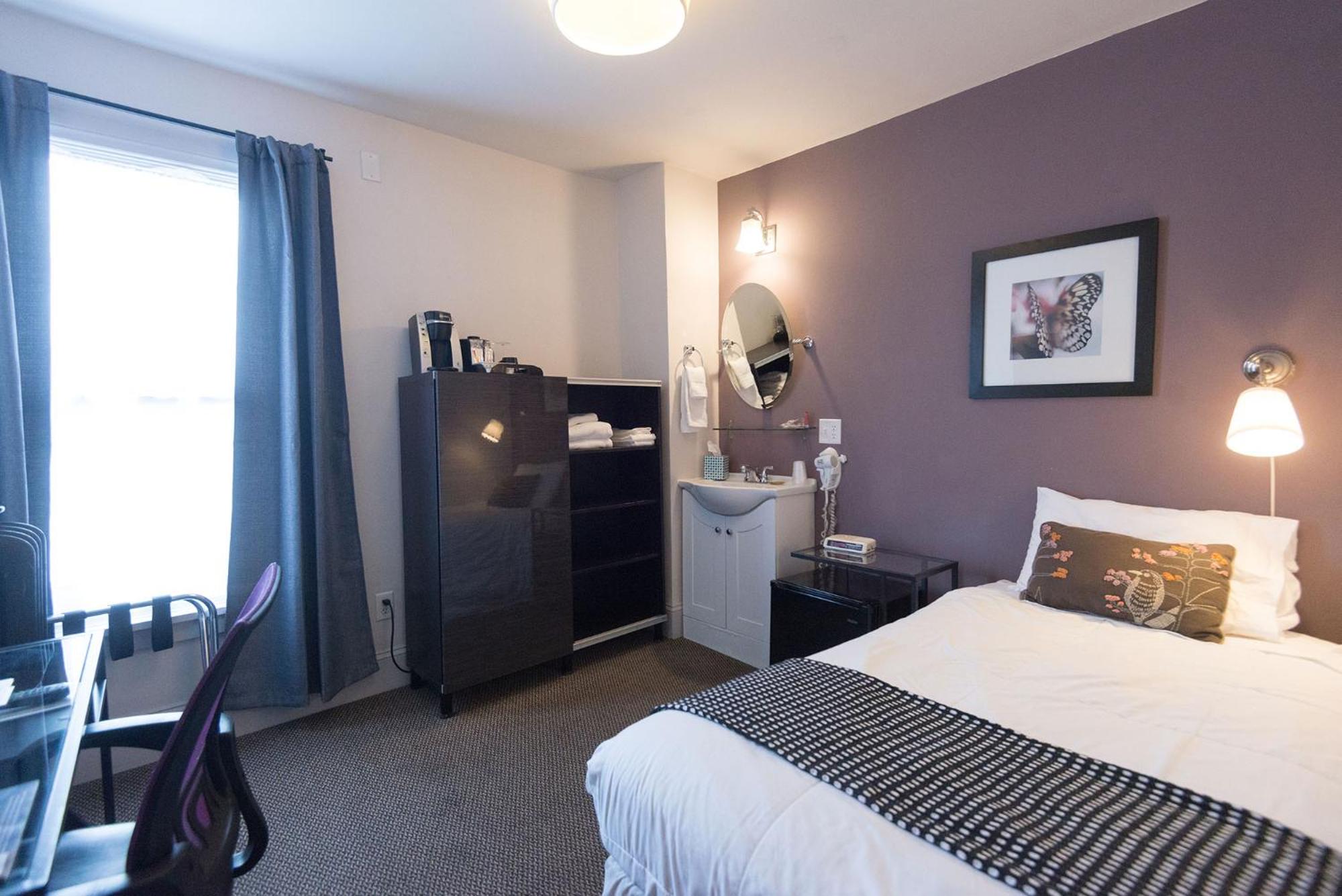 Double Room with Shared Bathroom - Photo 3