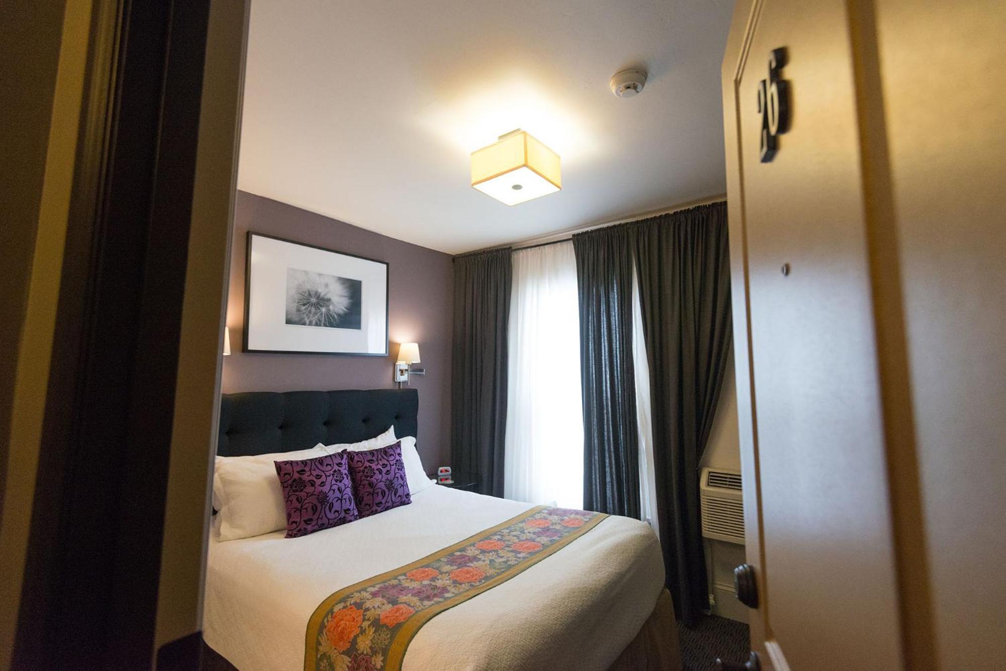 Queen Room 26 with Private Bathroom - Photo 1